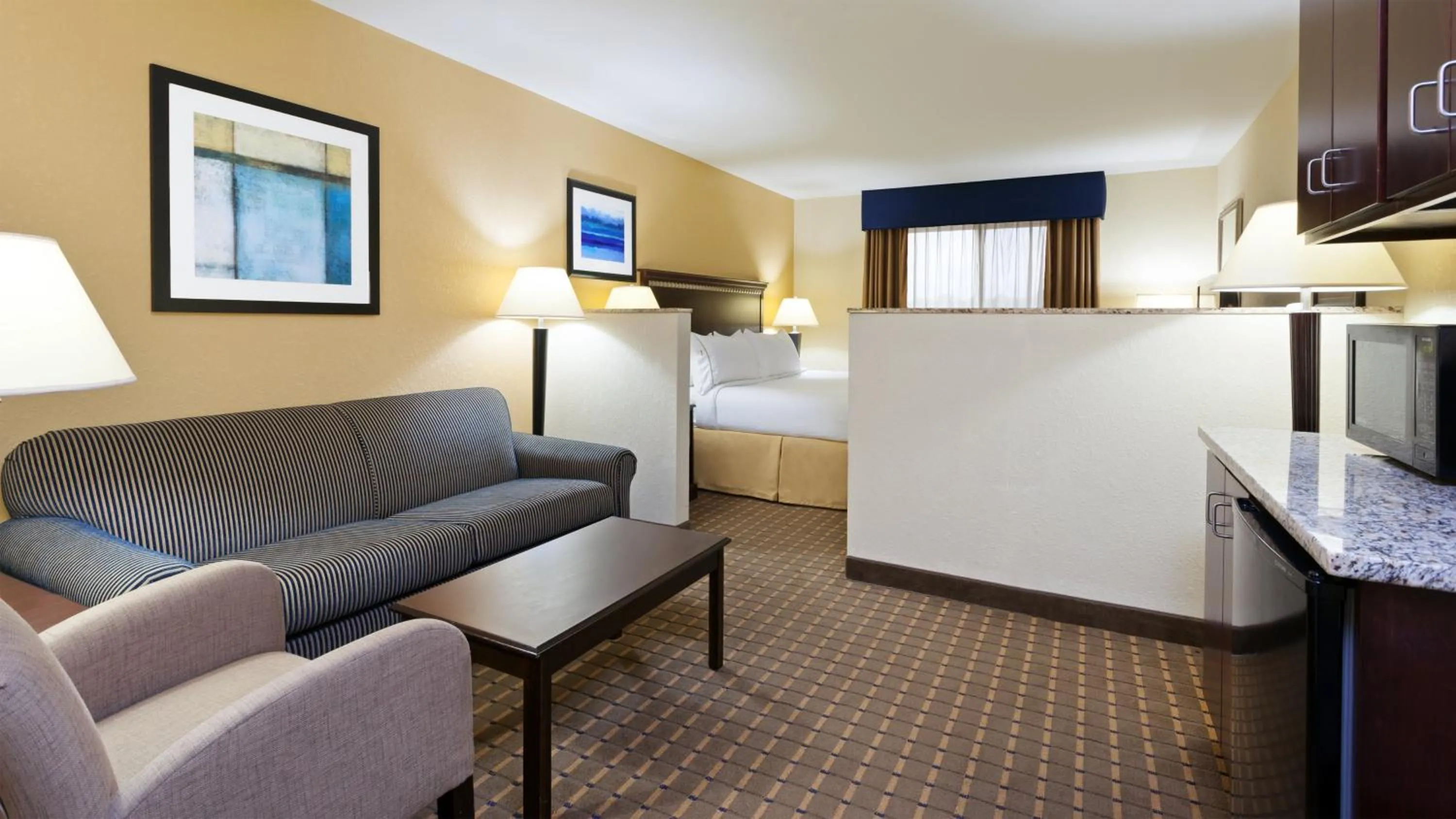 Photo of the whole room, Bed in Holiday Inn Express and Suites Allentown West by IHG