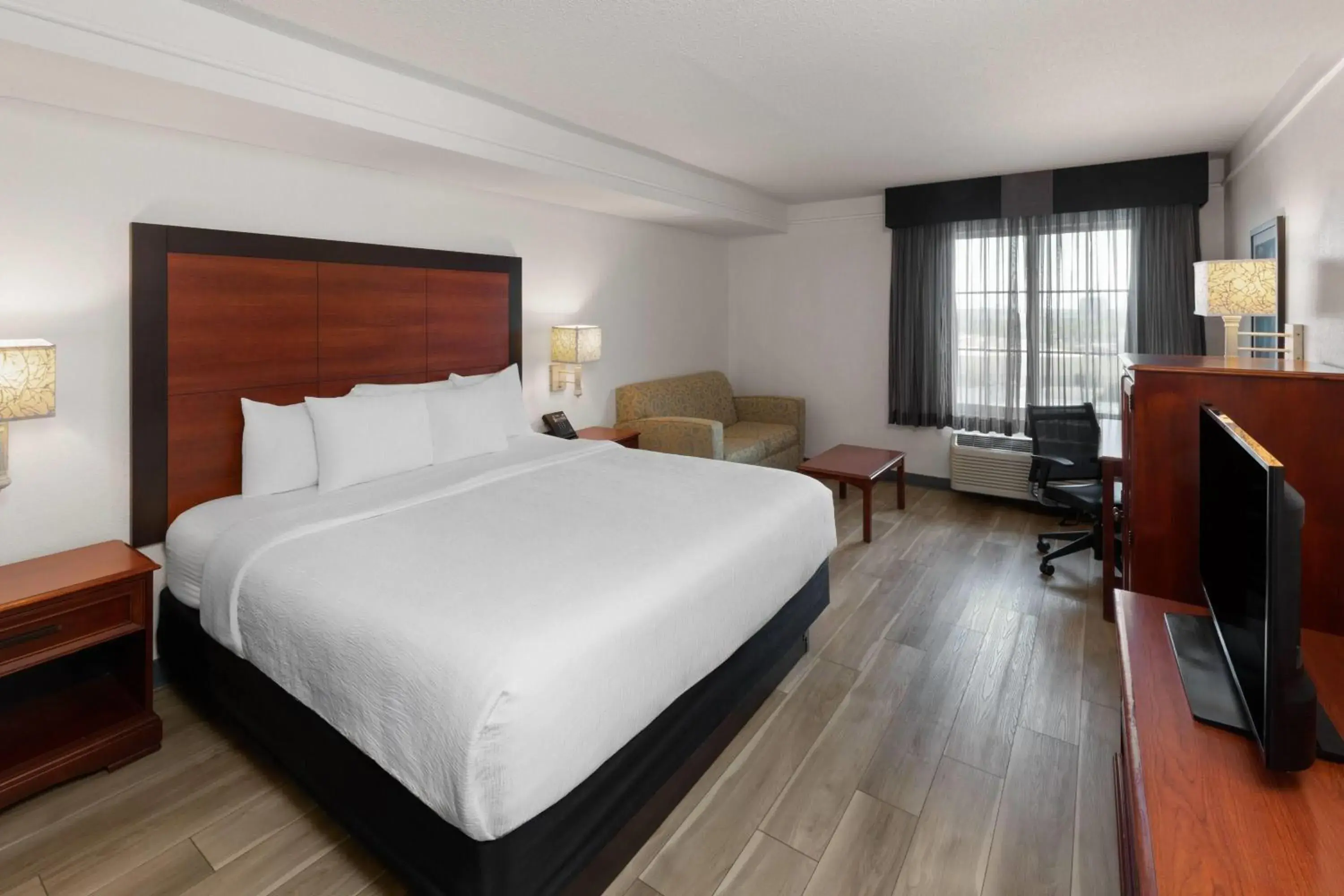 Deluxe King Room with Sofa Bed in La Quinta by Wyndham San Antonio Airport Deluxe King Room with Sofa Bed in La Quinta by Wyndham San Antonio Airport