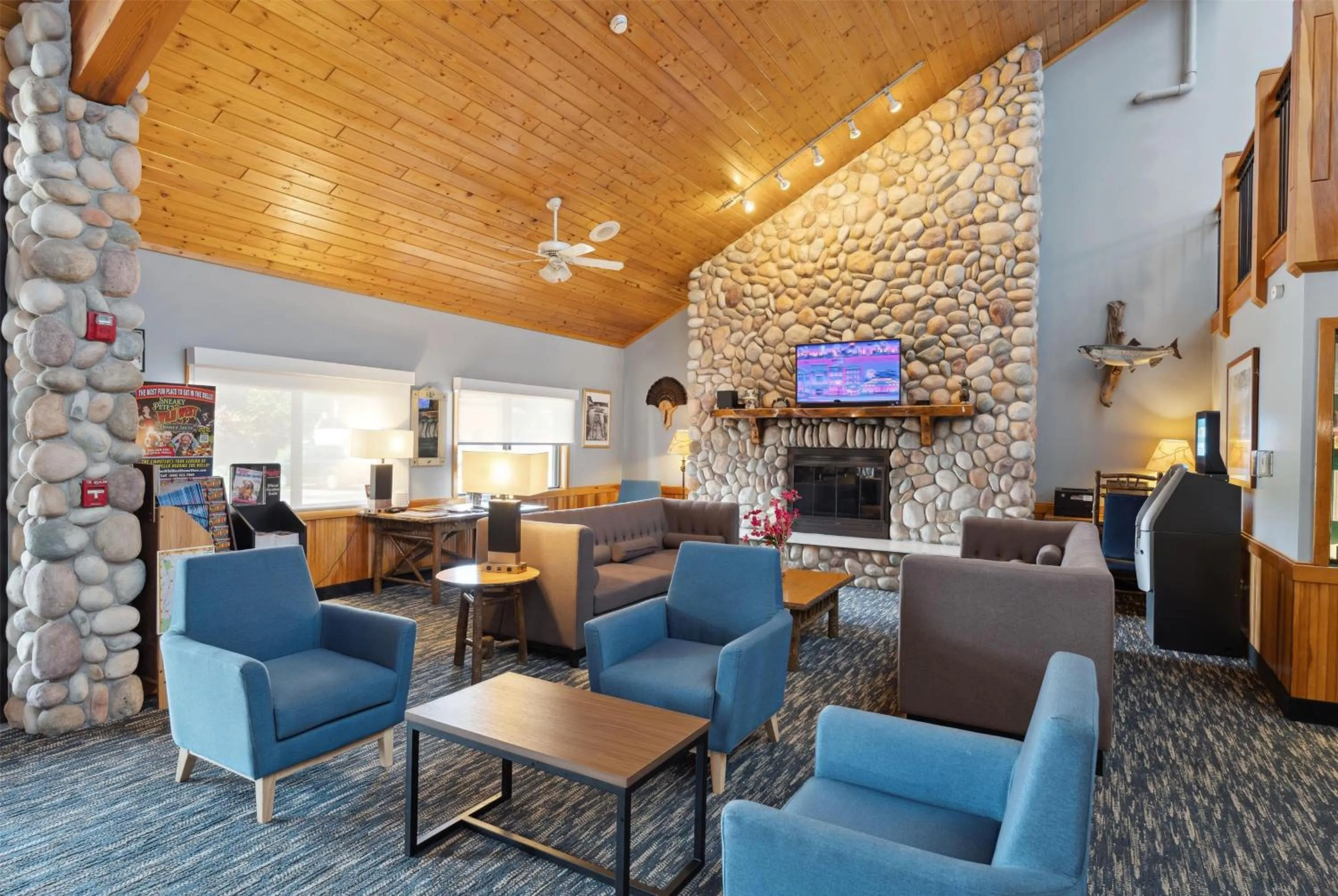 Lobby or reception in AmericInn by Wyndham Wisconsin Dells