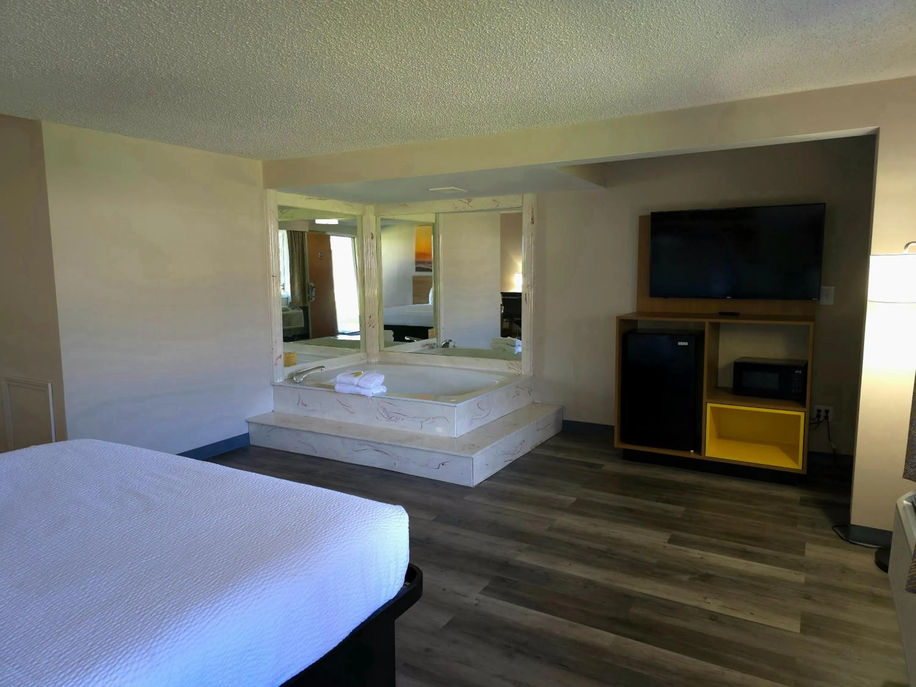 Bed in Days Inn and Suites by Wyndham Port Huron