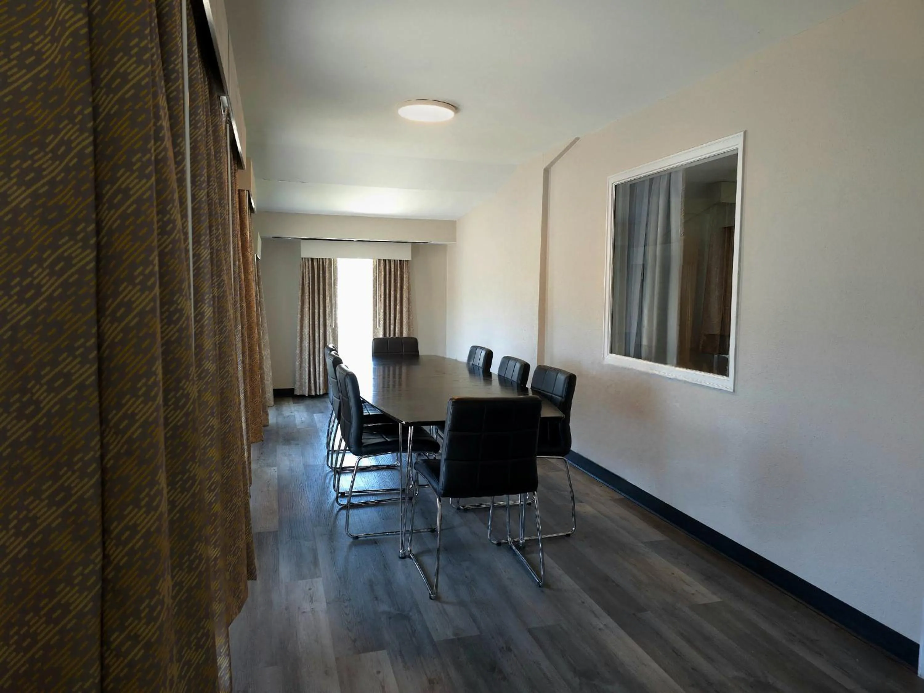 Dining area in Days Inn and Suites by Wyndham Port Huron
