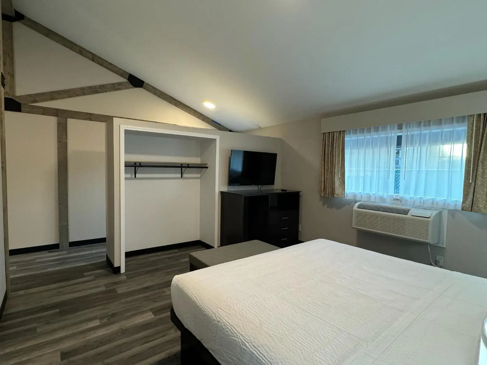 Bed in Days Inn and Suites by Wyndham Port Huron Bed in Days Inn and Suites by Wyndham Port Huron