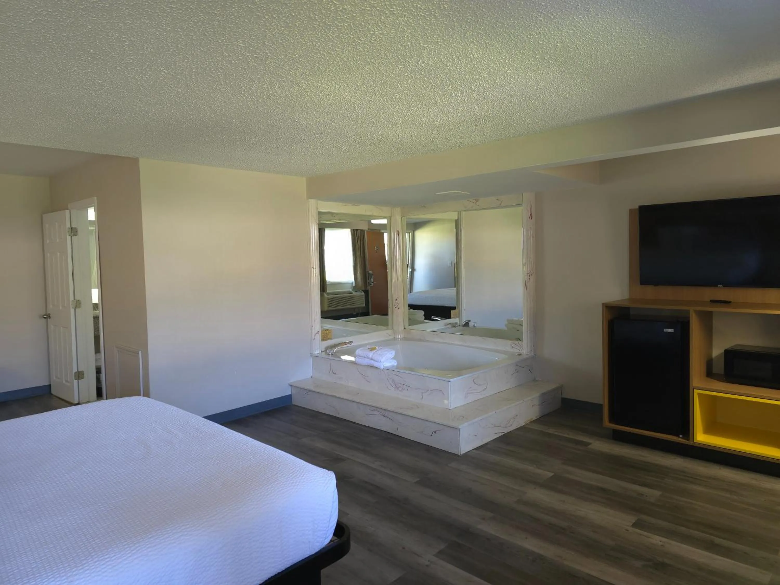 Bed in Days Inn and Suites by Wyndham Port Huron