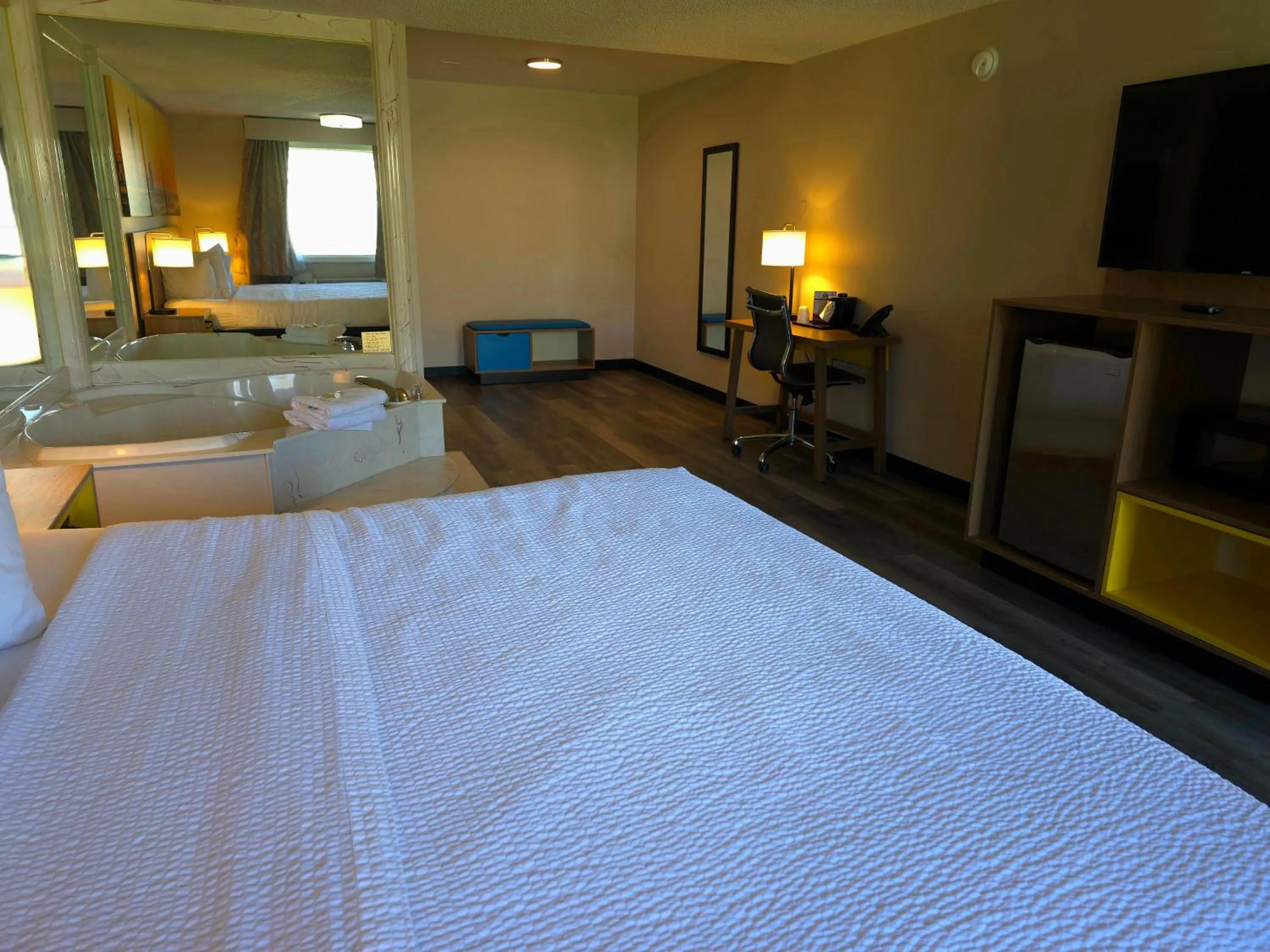 Bed in Days Inn and Suites by Wyndham Port Huron