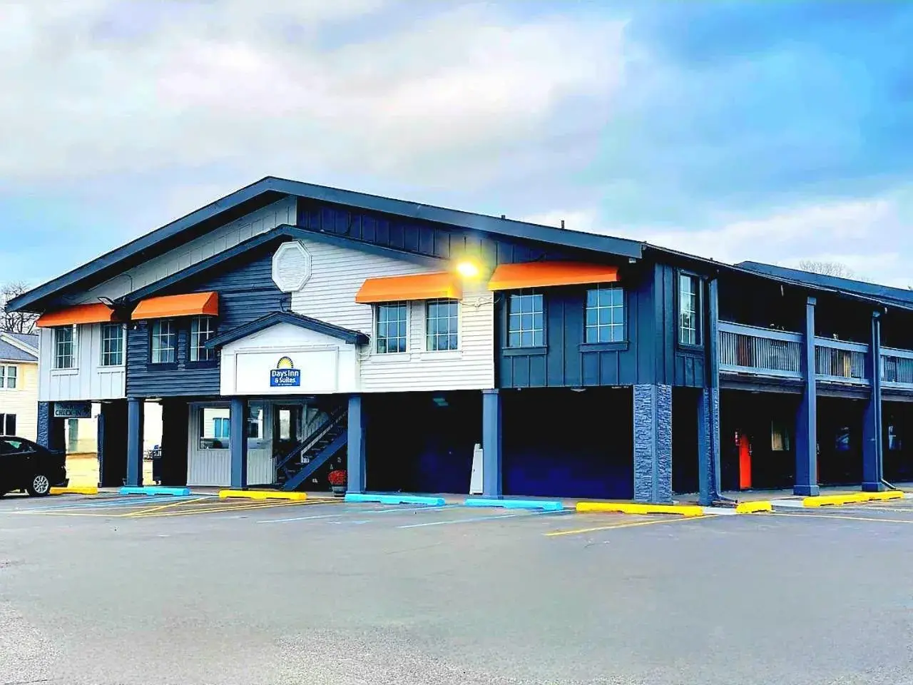 Property building in Days Inn and Suites by Wyndham Port Huron Property building in Days Inn and Suites by Wyndham Port Huron