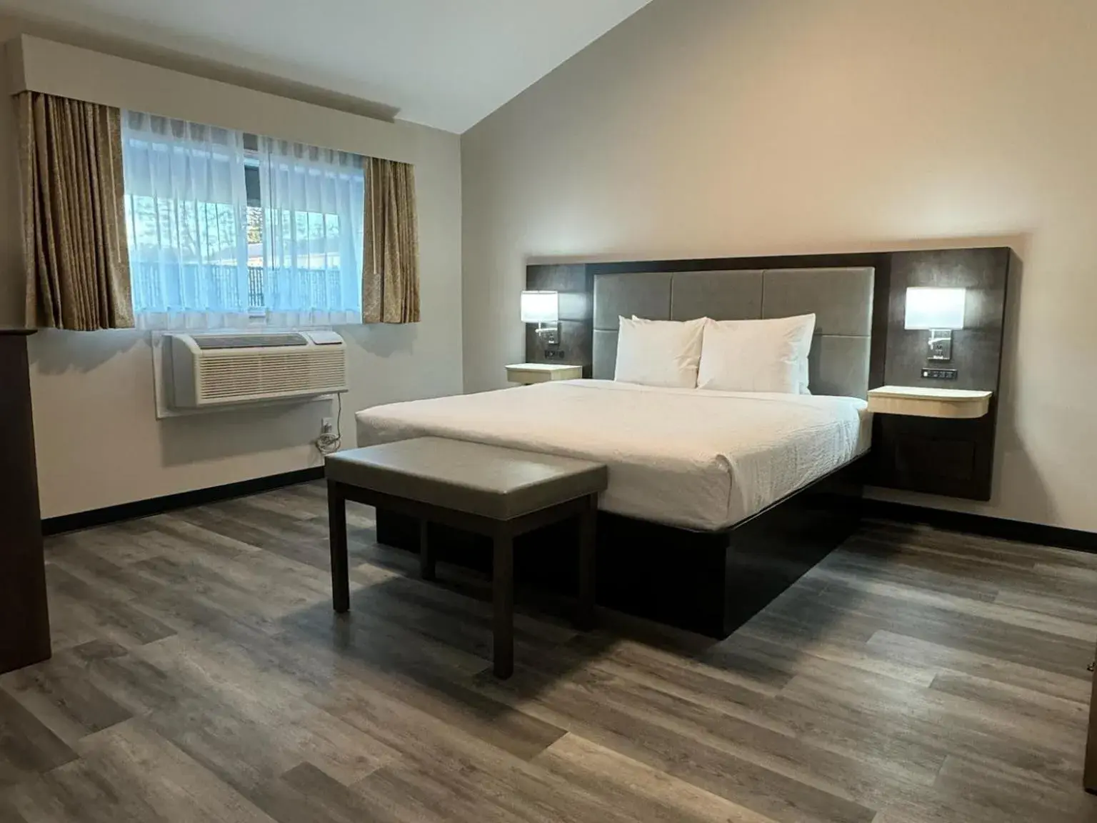Bed in Days Inn and Suites by Wyndham Port Huron Bed in Days Inn and Suites by Wyndham Port Huron