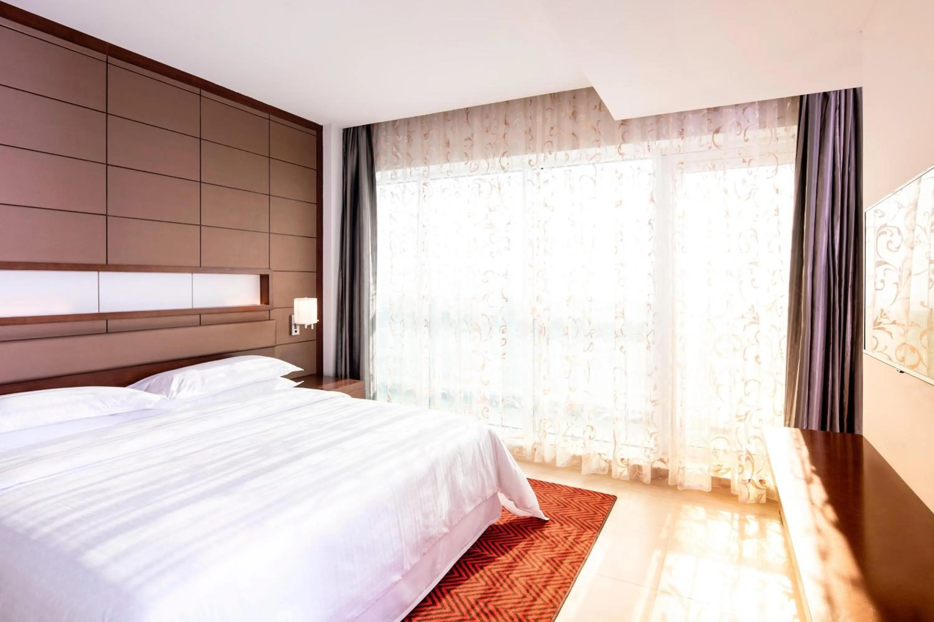 Photo of the whole room, Bed in Four Points by Sheraton Sharjah