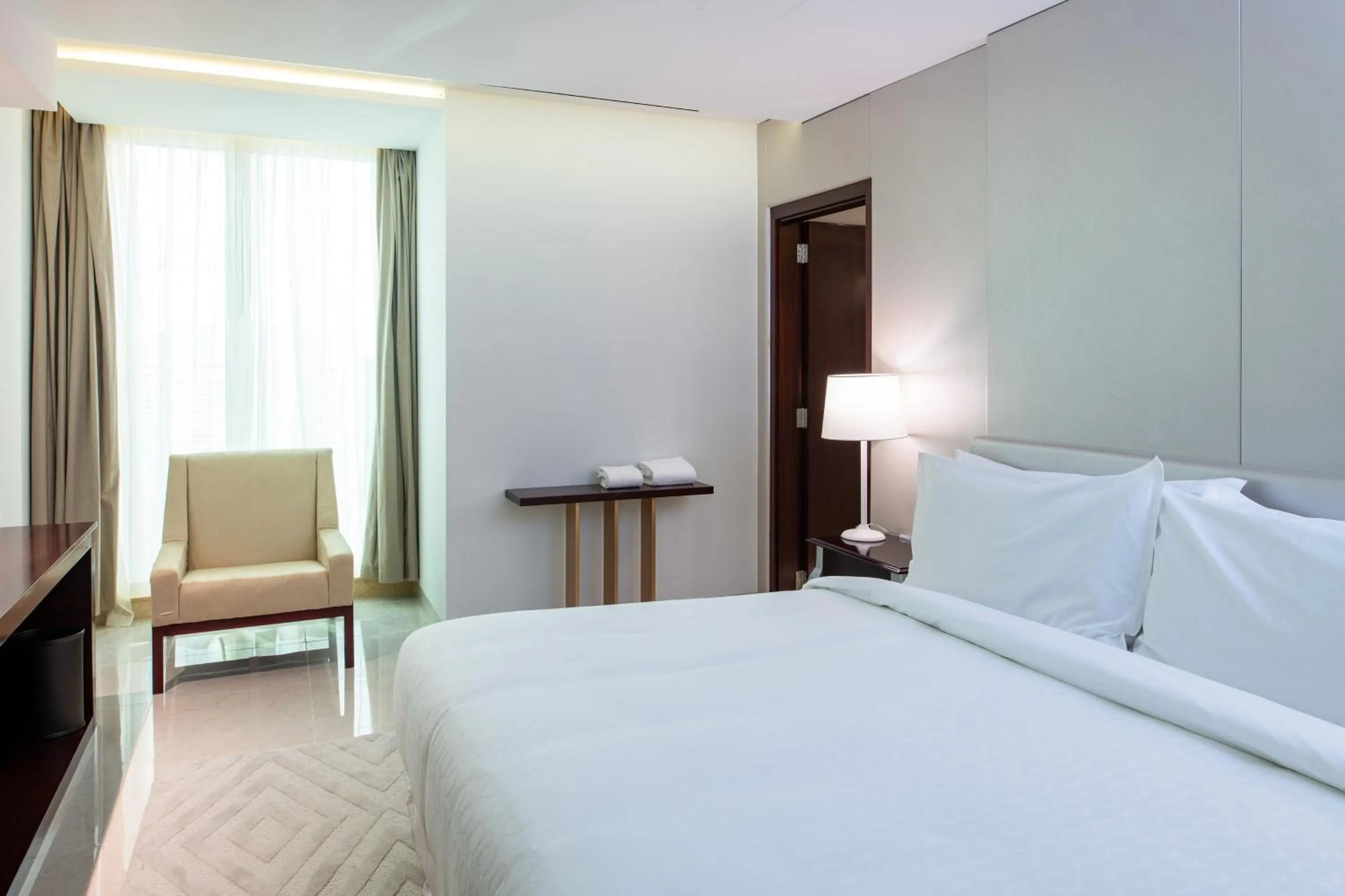 Bedroom, Bed in Four Points by Sheraton Sharjah