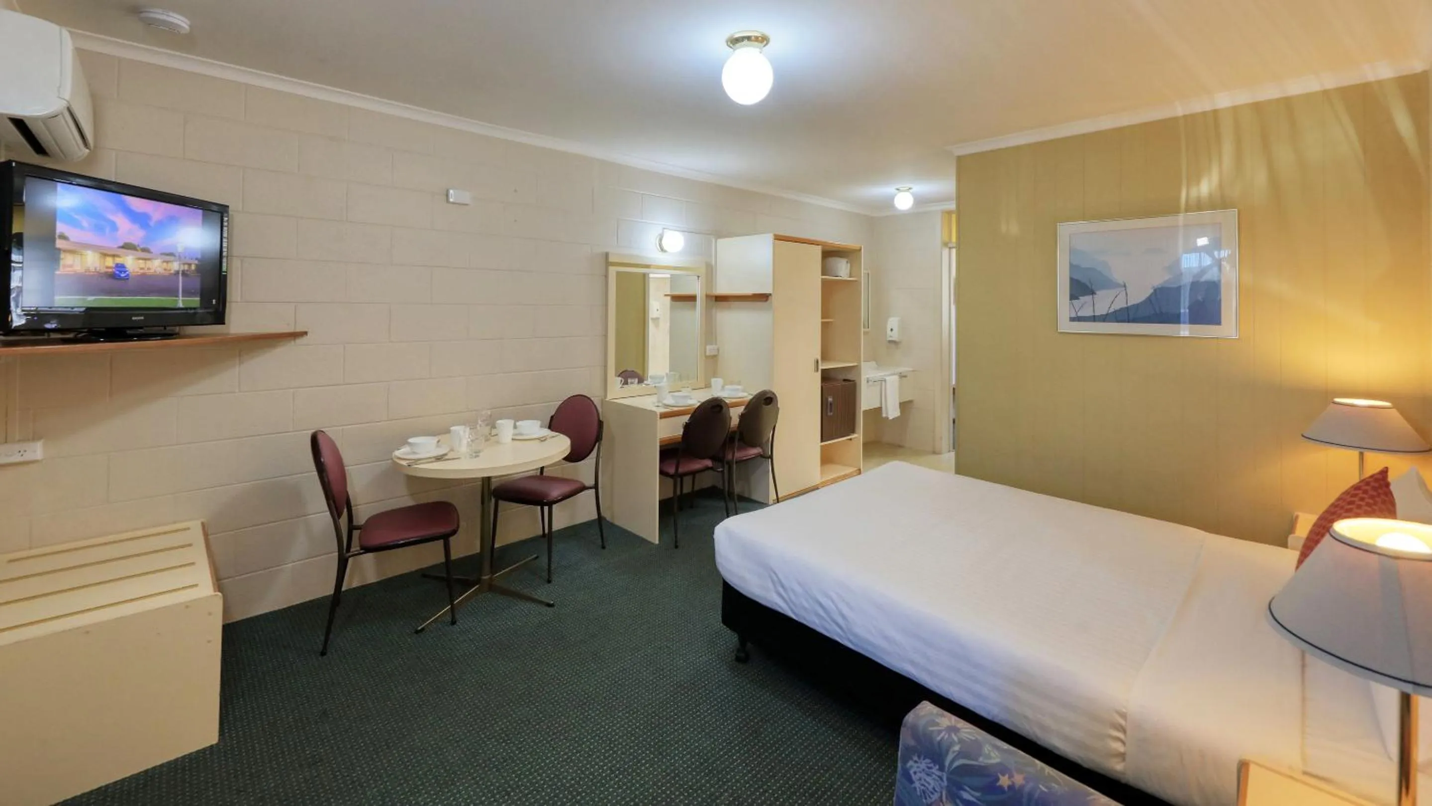 Bed in Sunrise Devonport