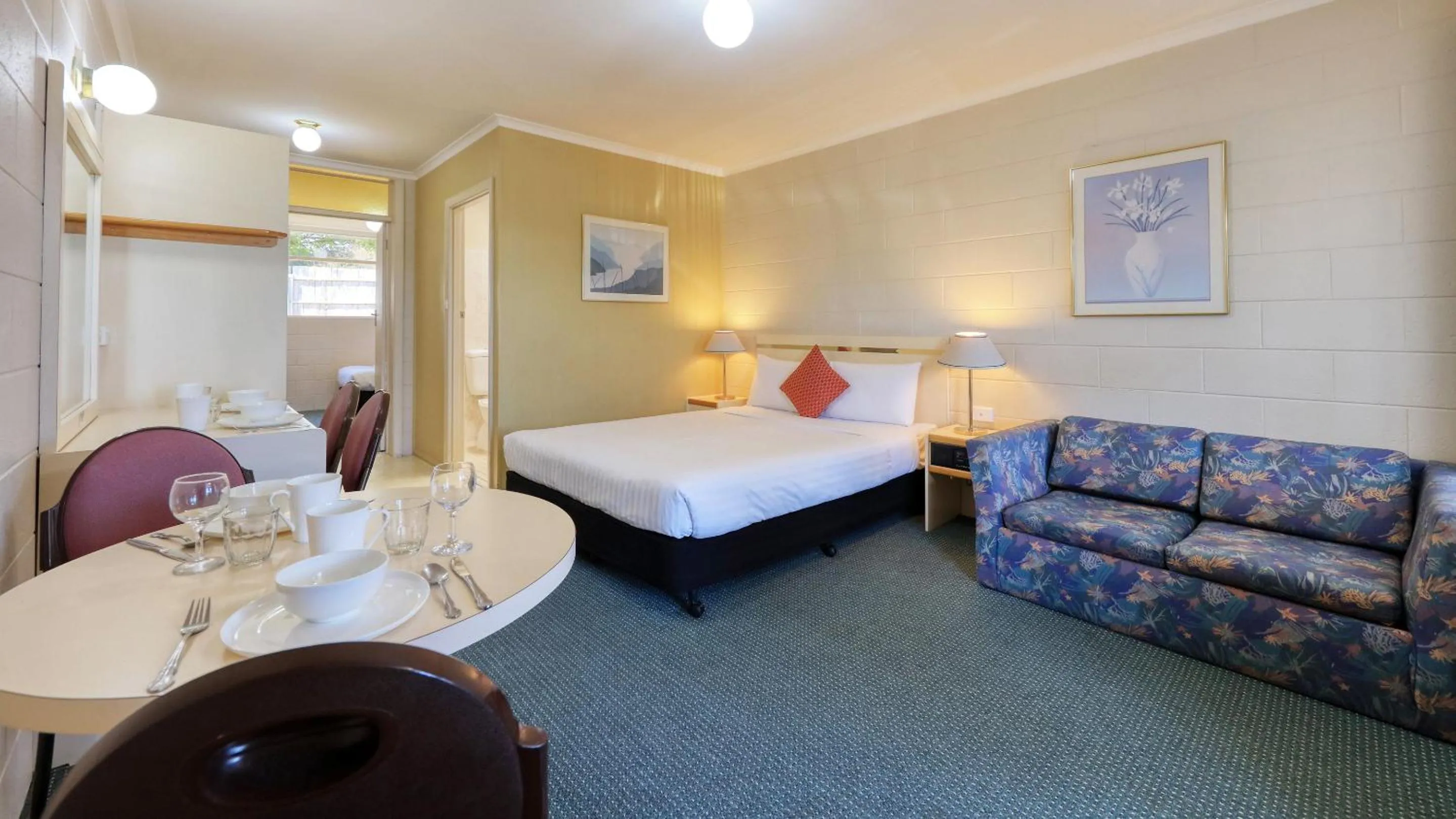 Seating area, Bed in Sunrise Devonport