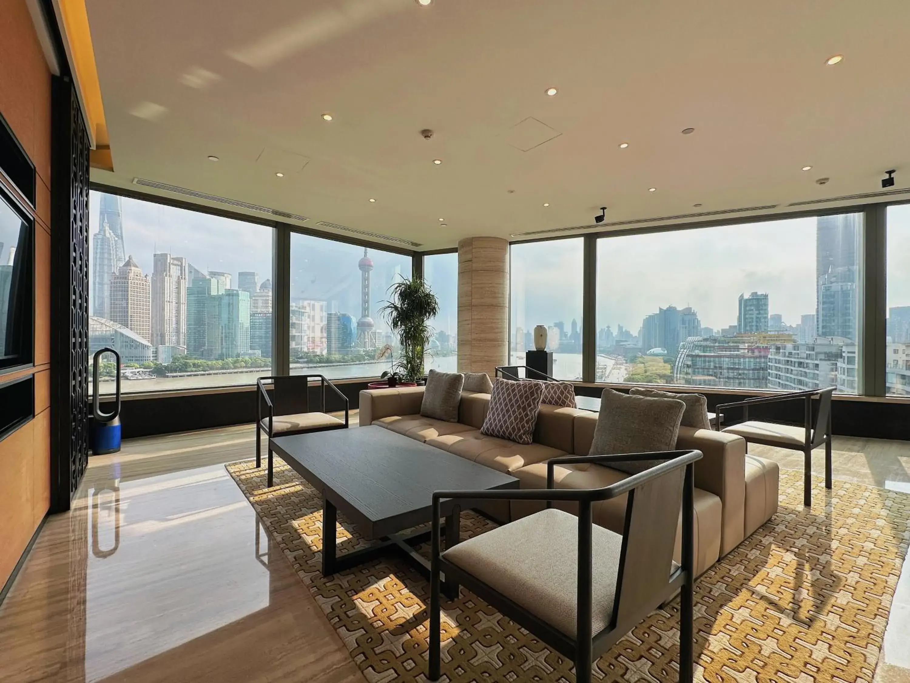 Living room in Banyantree Shanghai On the Bund - Tales rooftop bar boasts a jaw-dropping panoramic vista Living room in Banyantree Shanghai On the Bund - Tales rooftop bar boasts a jaw-dropping panoramic vista
