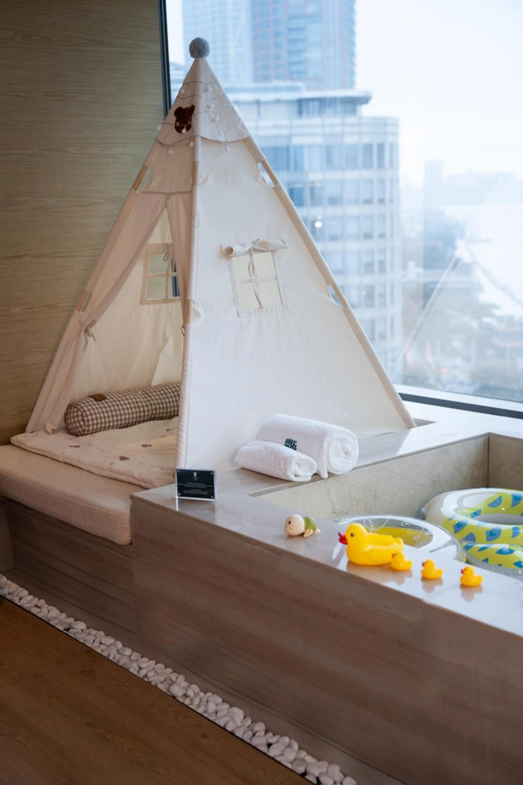 Bath in Banyantree Shanghai On the Bund - Tales rooftop bar boasts a jaw-dropping panoramic vista