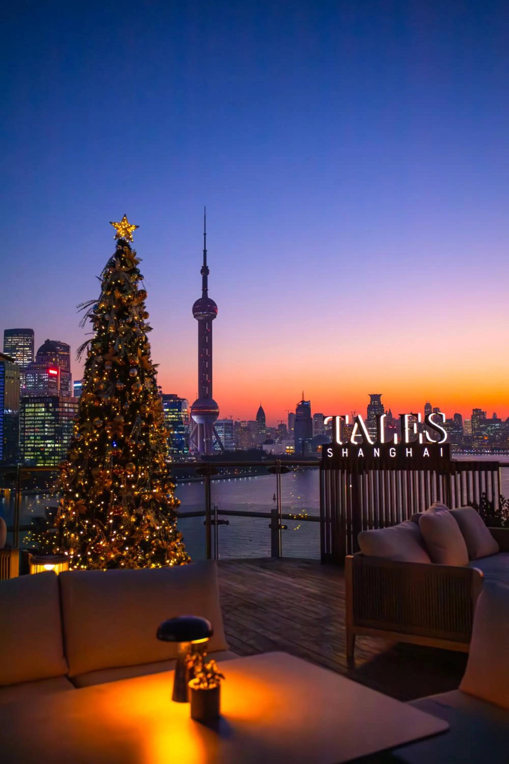 Night in Banyantree Shanghai On the Bund - Tales rooftop bar boasts a jaw-dropping panoramic vista