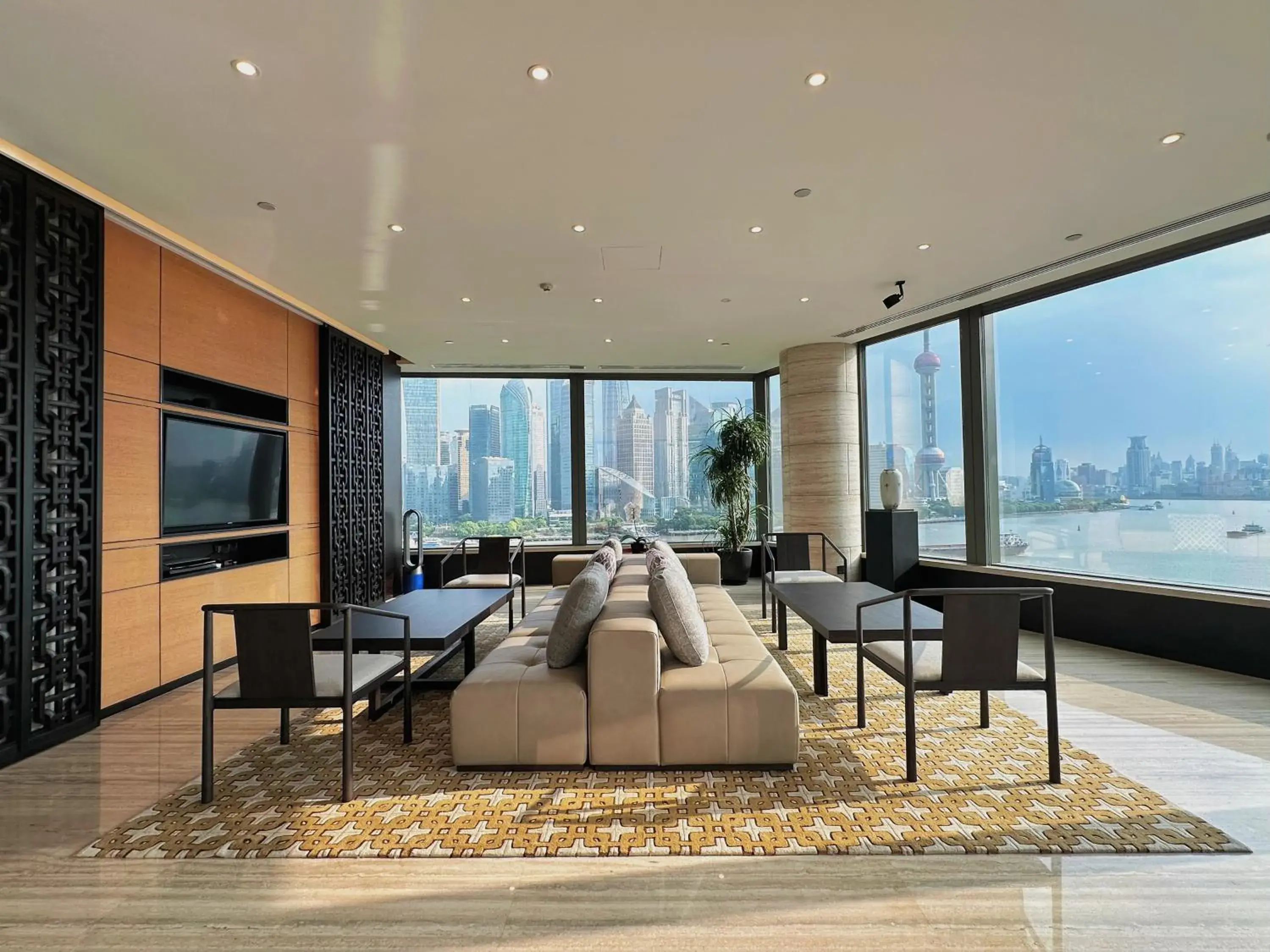 Living room in Banyantree Shanghai On the Bund - Tales rooftop bar boasts a jaw-dropping panoramic vista Living room in Banyantree Shanghai On the Bund - Tales rooftop bar boasts a jaw-dropping panoramic vista