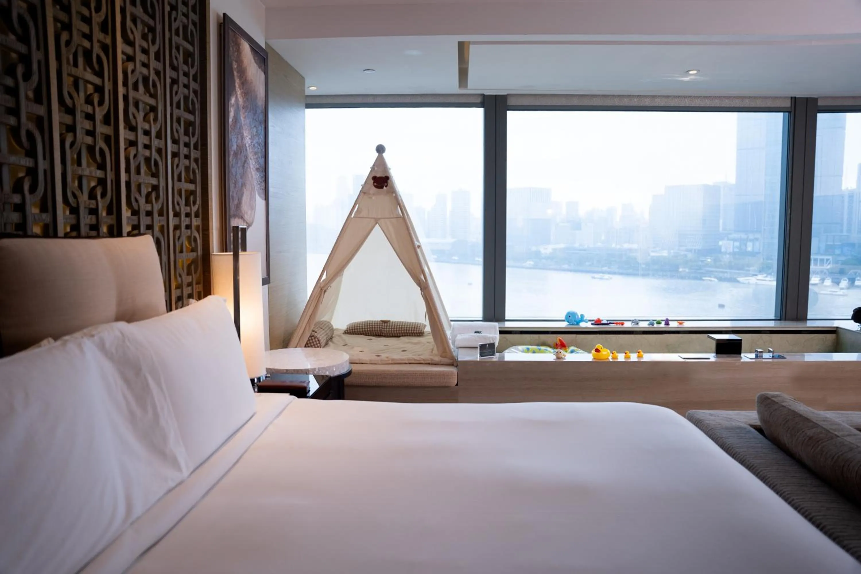 Bed in Banyantree Shanghai On the Bund - Tales rooftop bar boasts a jaw-dropping panoramic vista