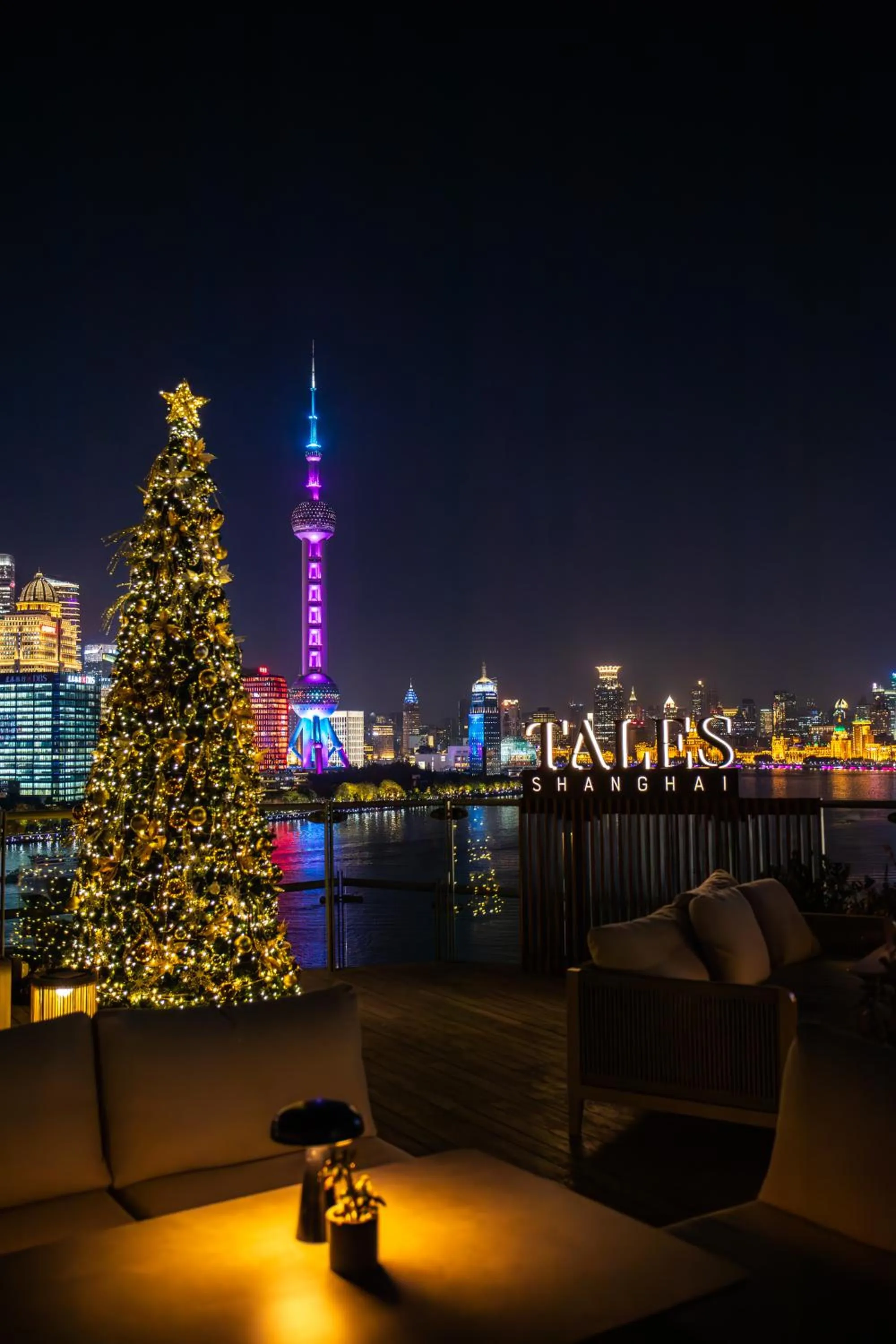 Night in Banyantree Shanghai On the Bund - Tales rooftop bar boasts a jaw-dropping panoramic vista