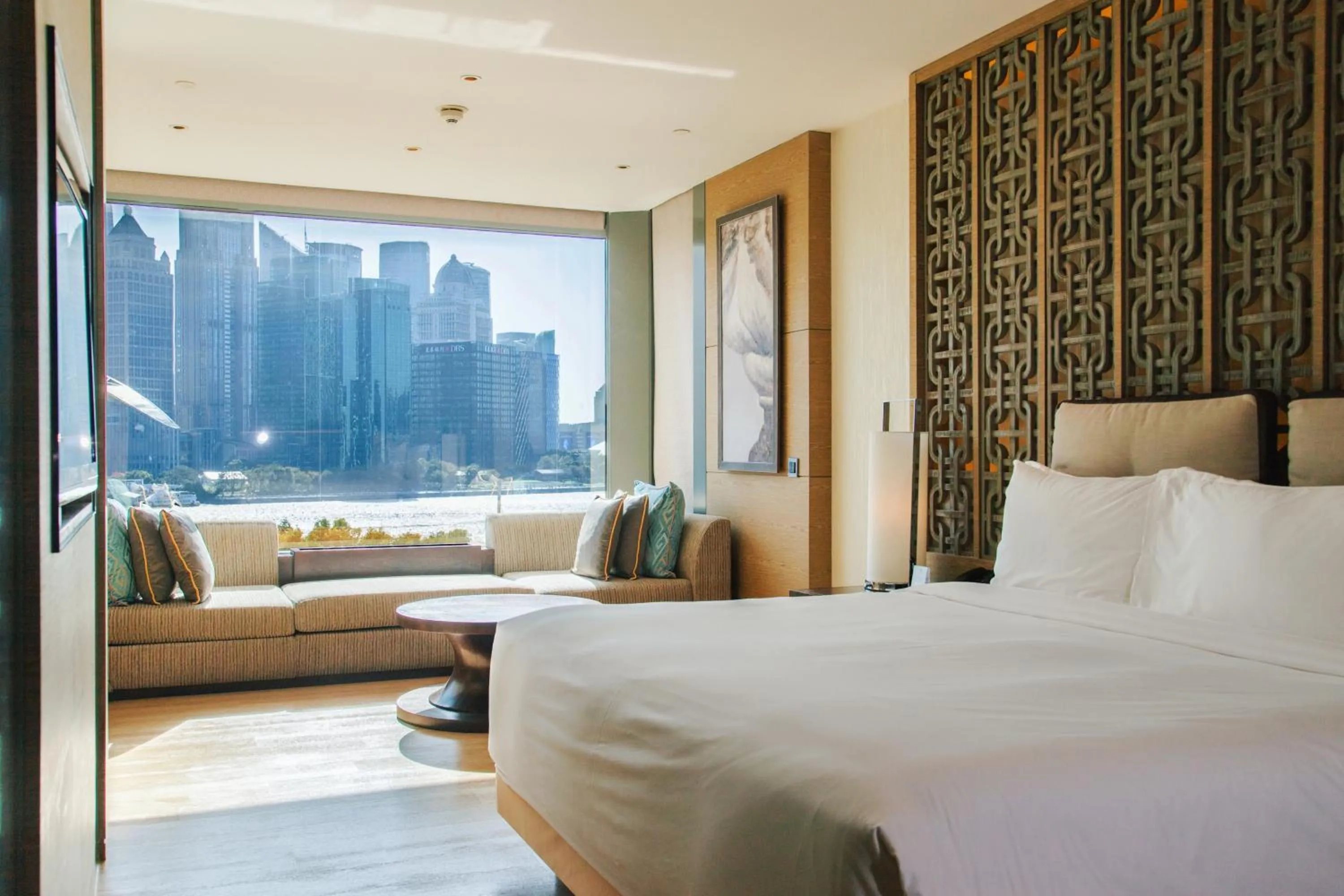 Bed in Banyantree Shanghai On the Bund - Tales rooftop bar boasts a jaw-dropping panoramic vista