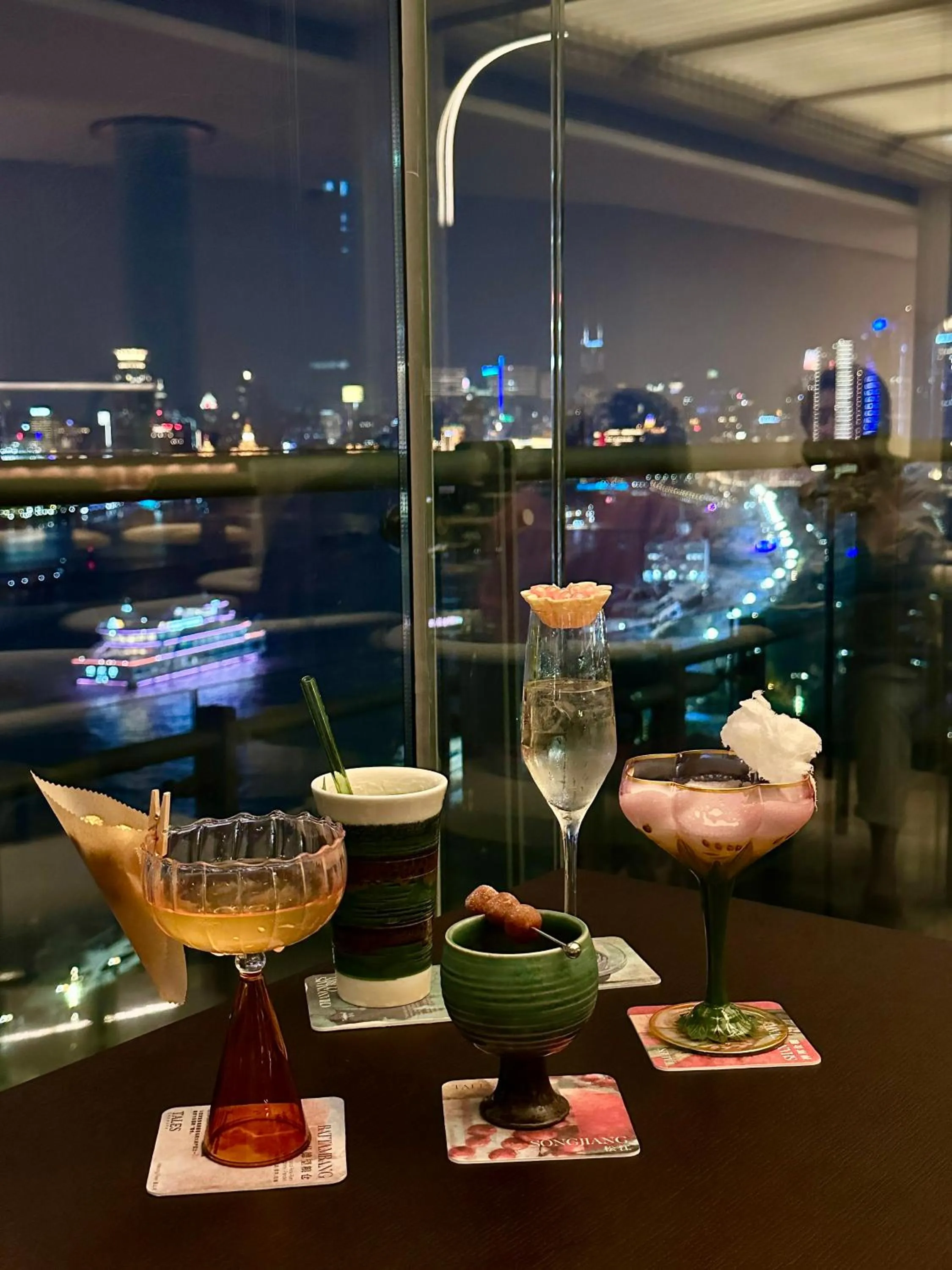 Lounge or bar in Banyantree Shanghai On the Bund - Tales rooftop bar boasts a jaw-dropping panoramic vista
