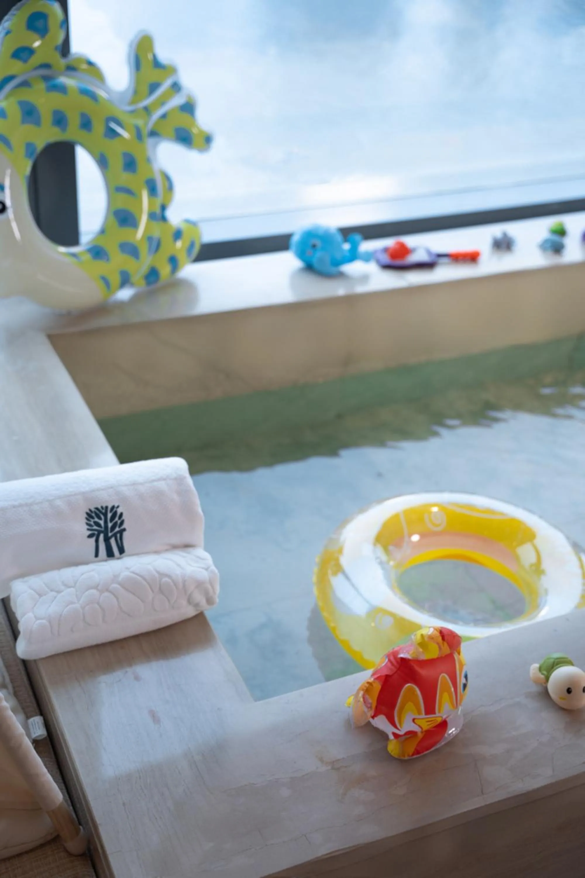 Bath in Banyantree Shanghai On the Bund - Tales rooftop bar boasts a jaw-dropping panoramic vista