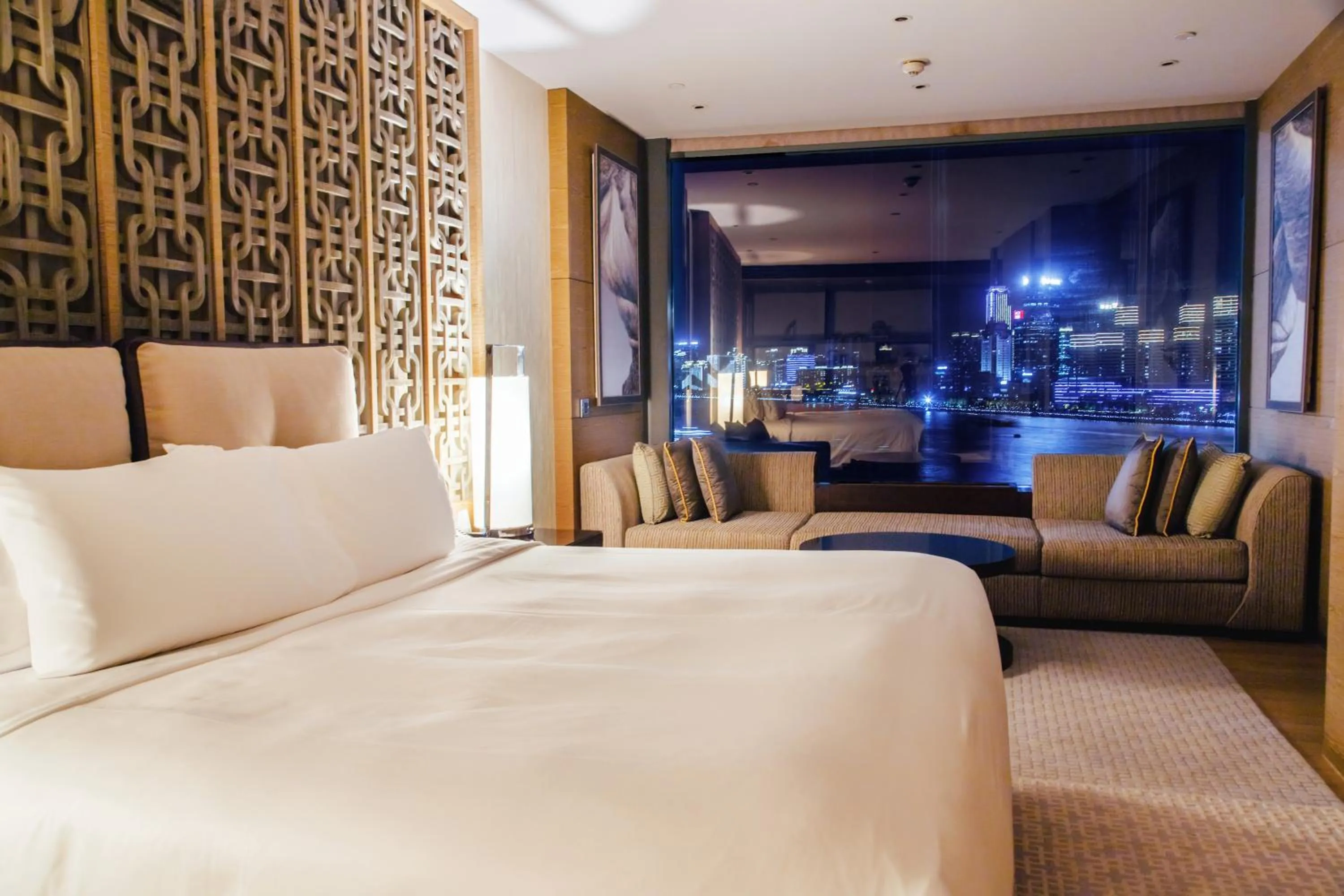 Night, Bed in Banyantree Shanghai On the Bund - Tales rooftop bar boasts a jaw-dropping panoramic vista