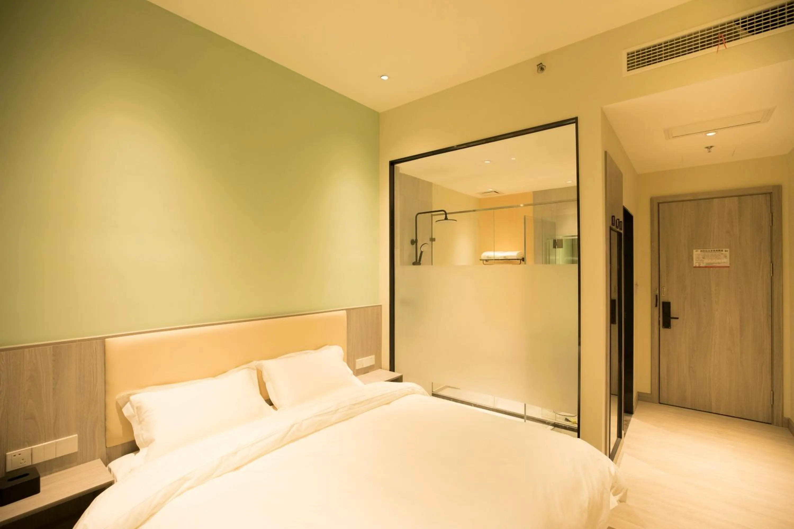 Bedroom, Bed in Beijing Saga Hotel