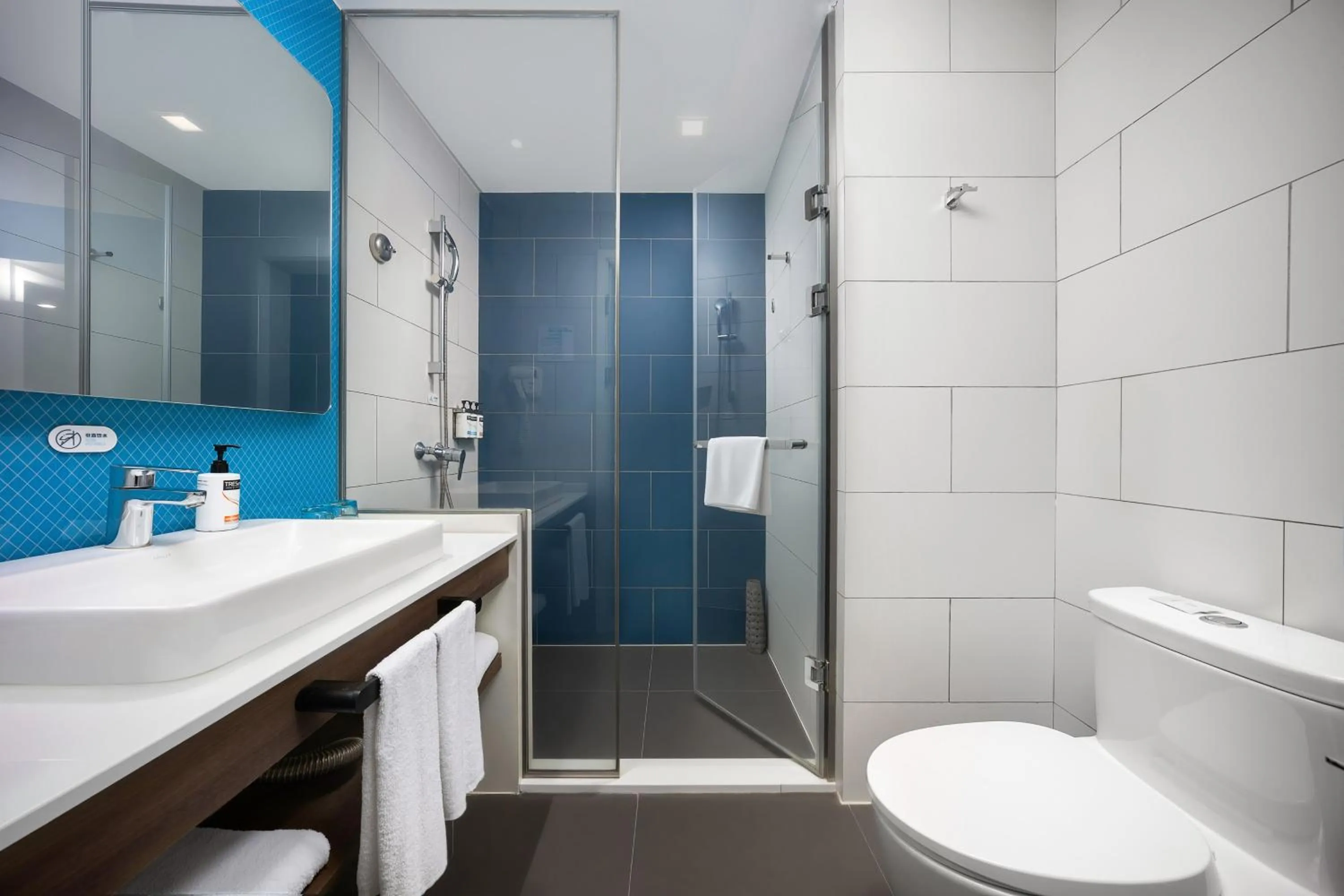 Photo of the whole room in Holiday Inn Express Xi'an Bell Tower by IHG