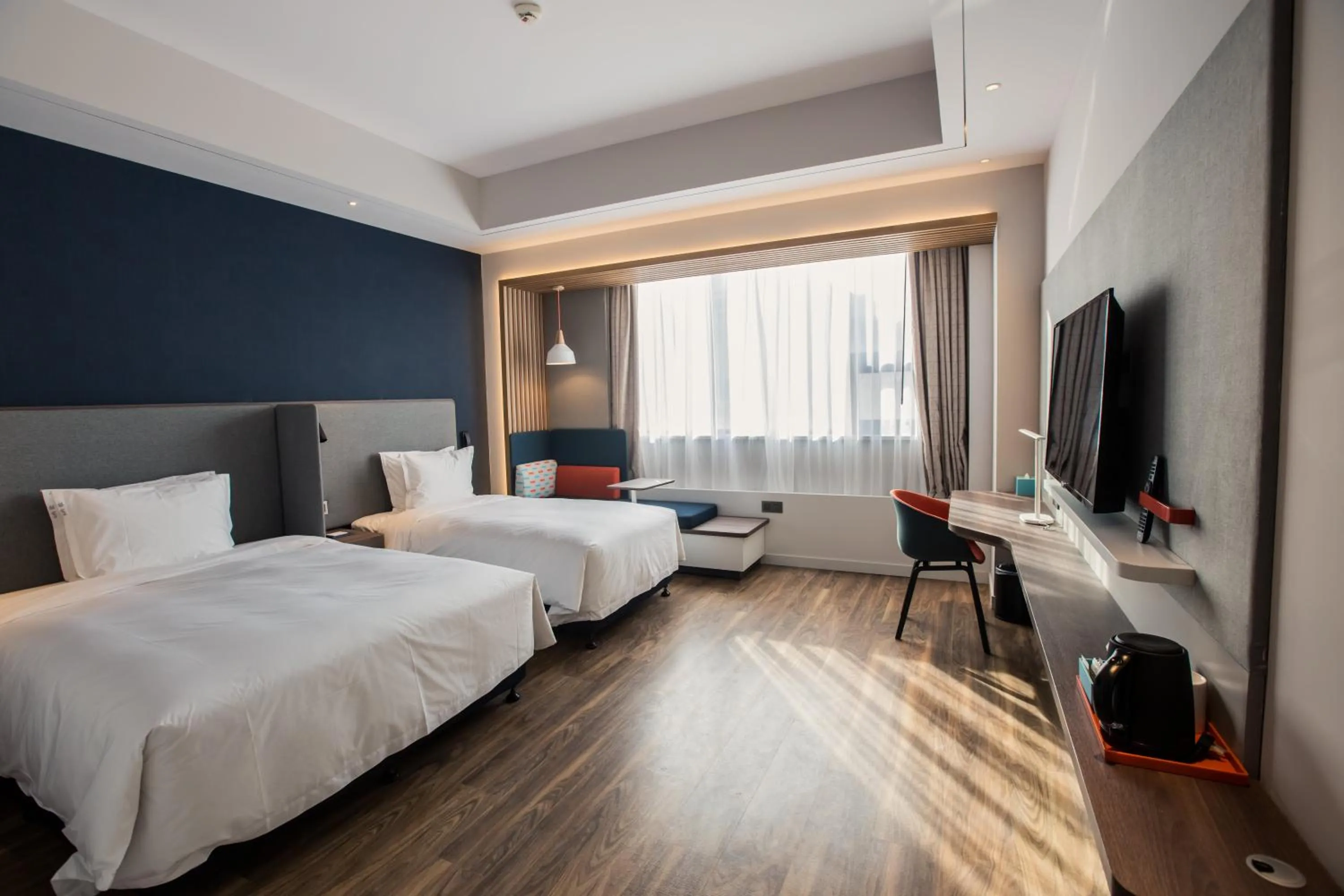 Photo of the whole room, Bed in Holiday Inn Express Xi'an Bell Tower by IHG