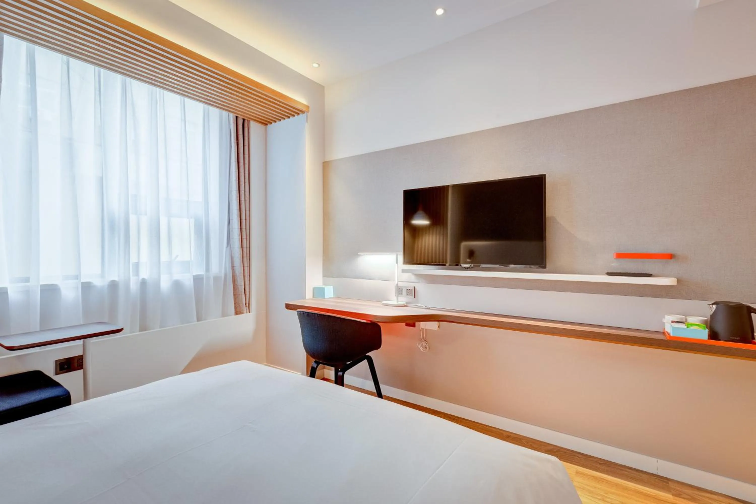 Photo of the whole room, Bed in Holiday Inn Express Xi'an Bell Tower by IHG