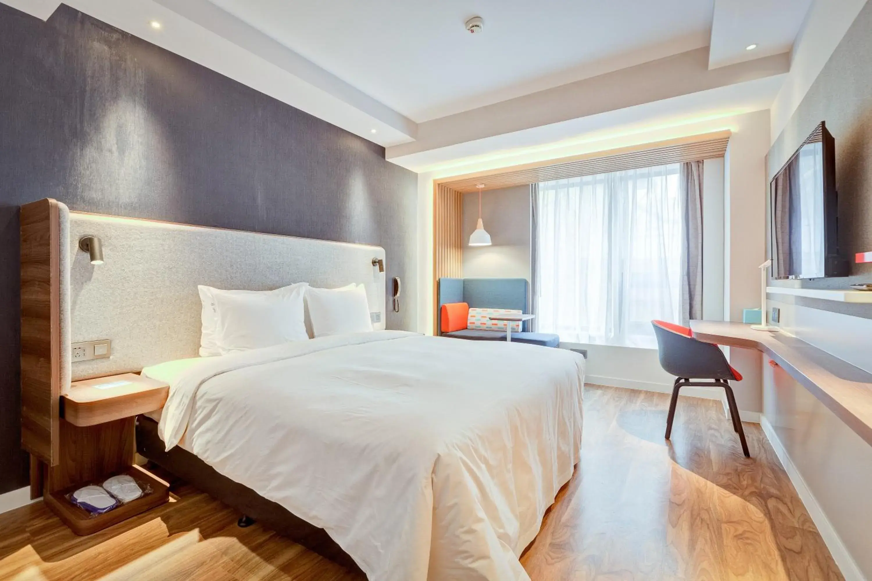 Photo of the whole room, Bed in Holiday Inn Express Xi'an Bell Tower by IHG Photo of the whole room, Bed in Holiday Inn Express Xi'an Bell Tower by IHG