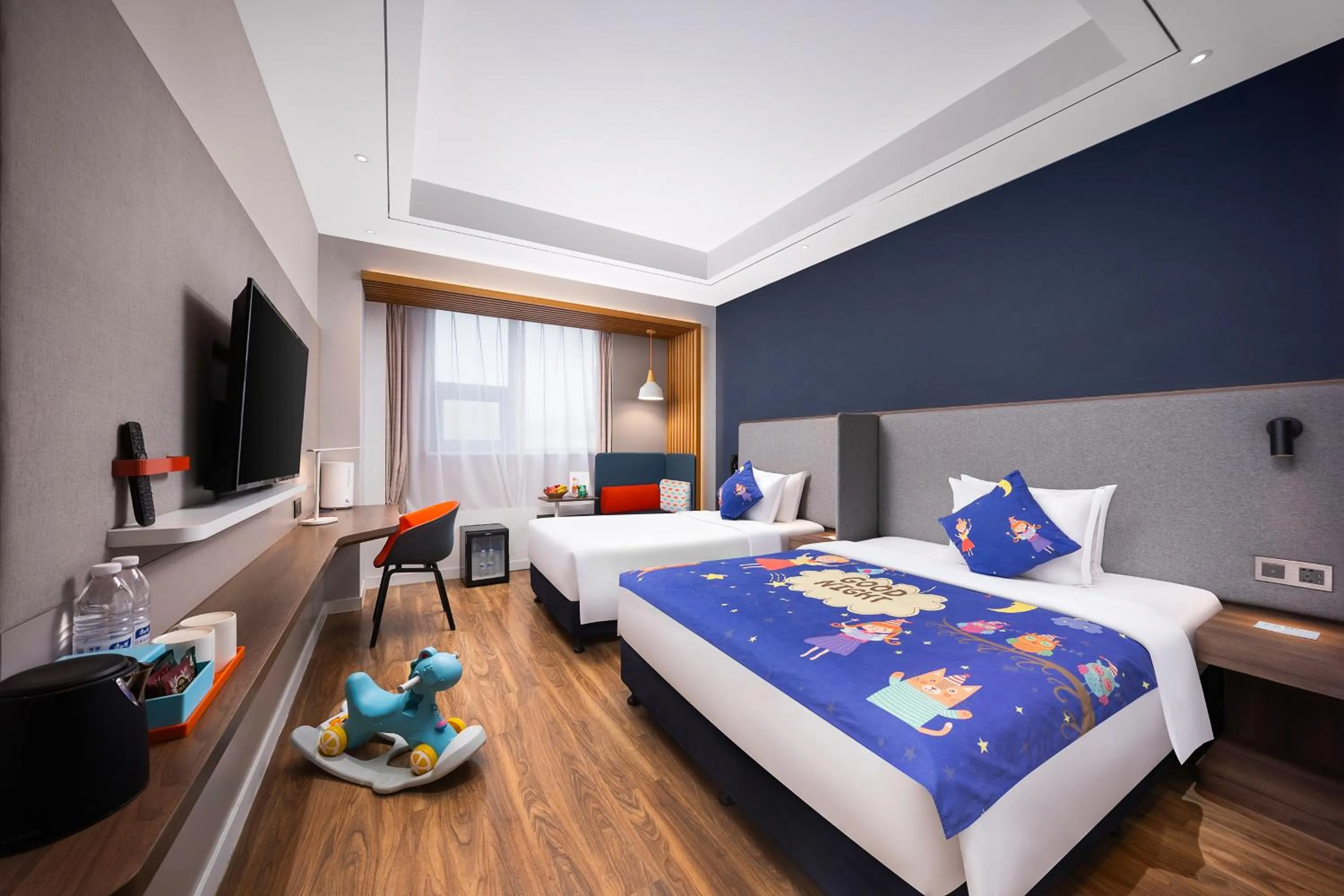 Communal lounge/ TV room, Bed in Holiday Inn Express Xi'an Bell Tower by IHG