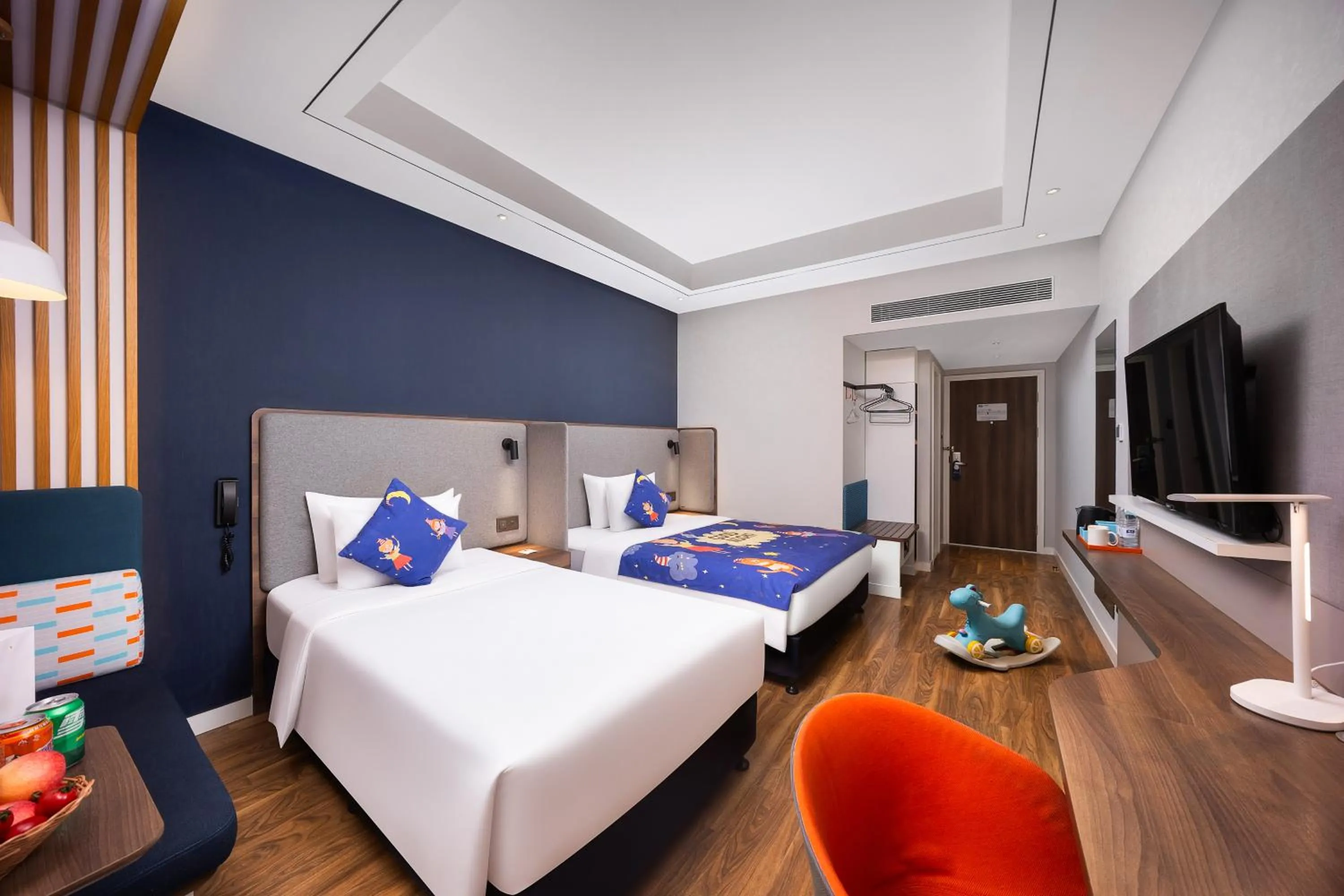 Photo of the whole room, Bed in Holiday Inn Express Xi'an Bell Tower by IHG