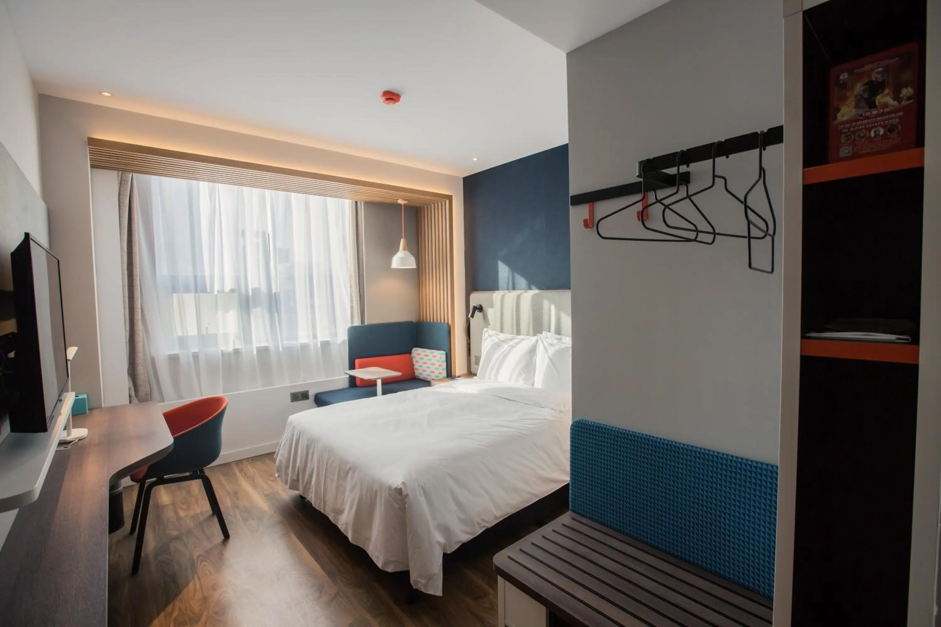 Photo of the whole room, Bed in Holiday Inn Express Xi'an Bell Tower by IHG