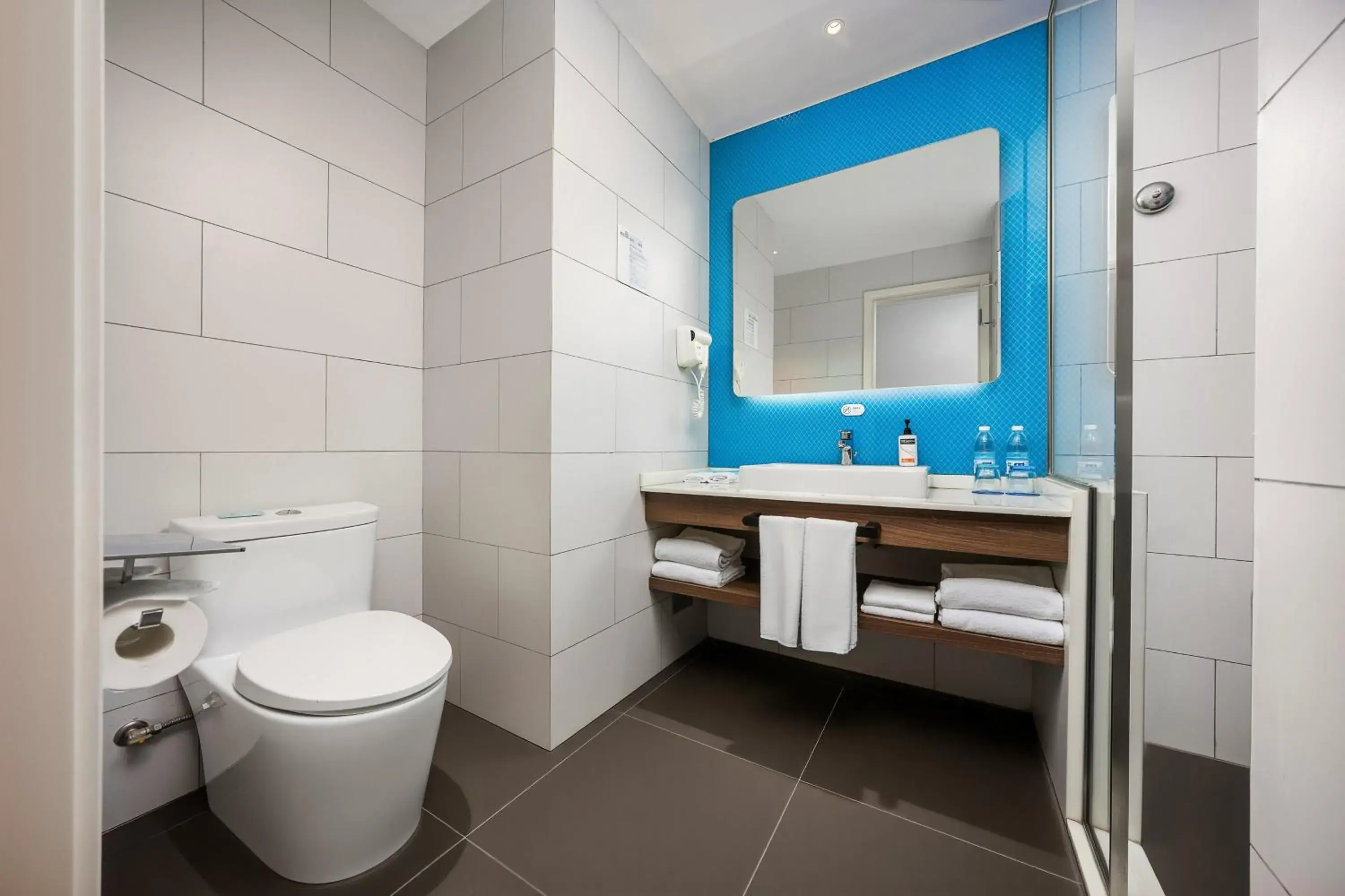 Standard Queen Room with Queen and Single Bed in Holiday Inn Express Xi'an Bell Tower by IHG Standard Queen Room with Queen and Single Bed in Holiday Inn Express Xi'an Bell Tower by IHG