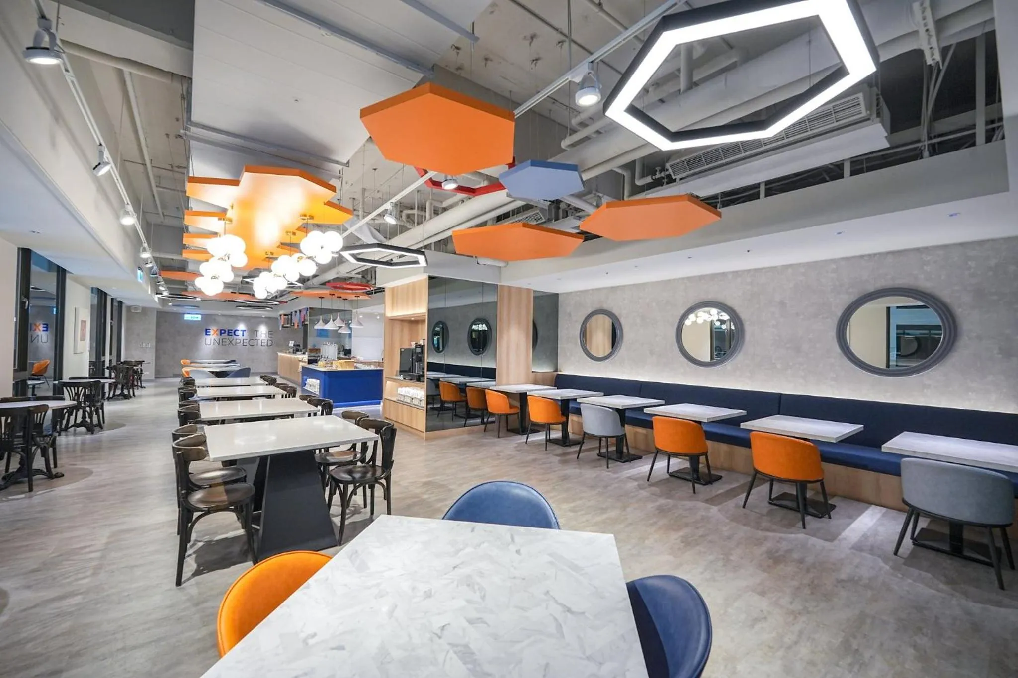 Restaurant/places to eat in Holiday Inn Express Taichung Park by IHG