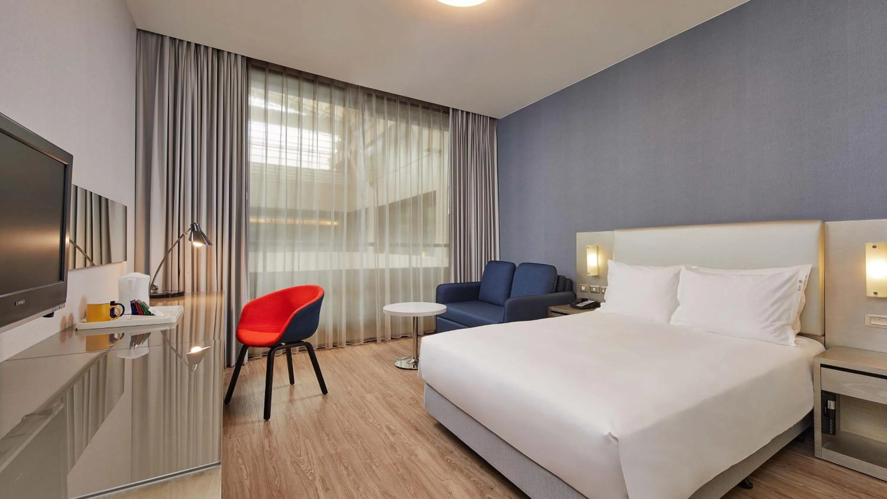 Photo of the whole room, Bed in Holiday Inn Express Taichung Park by IHG