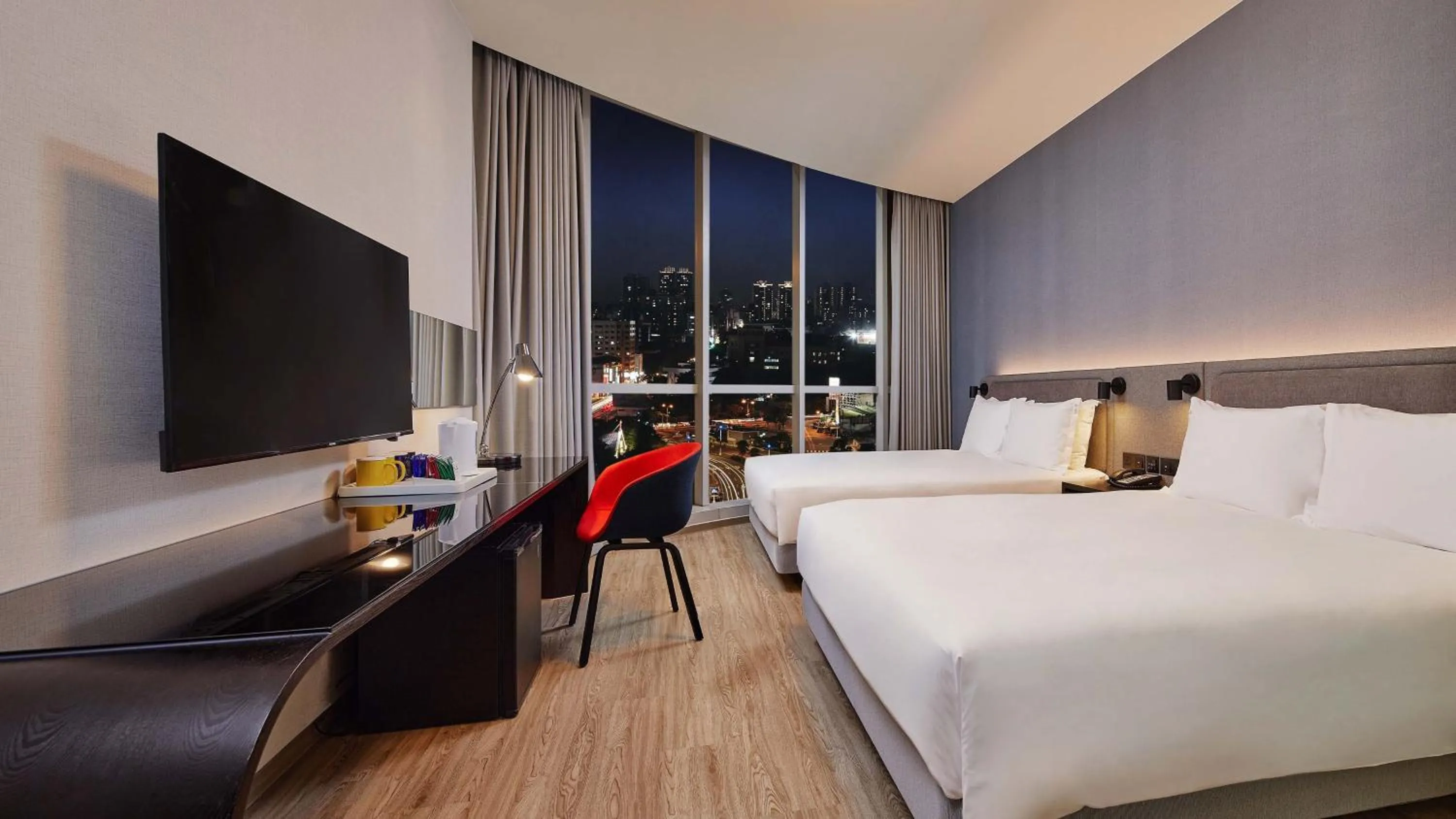 Photo of the whole room, Bed in Holiday Inn Express Taichung Park by IHG
