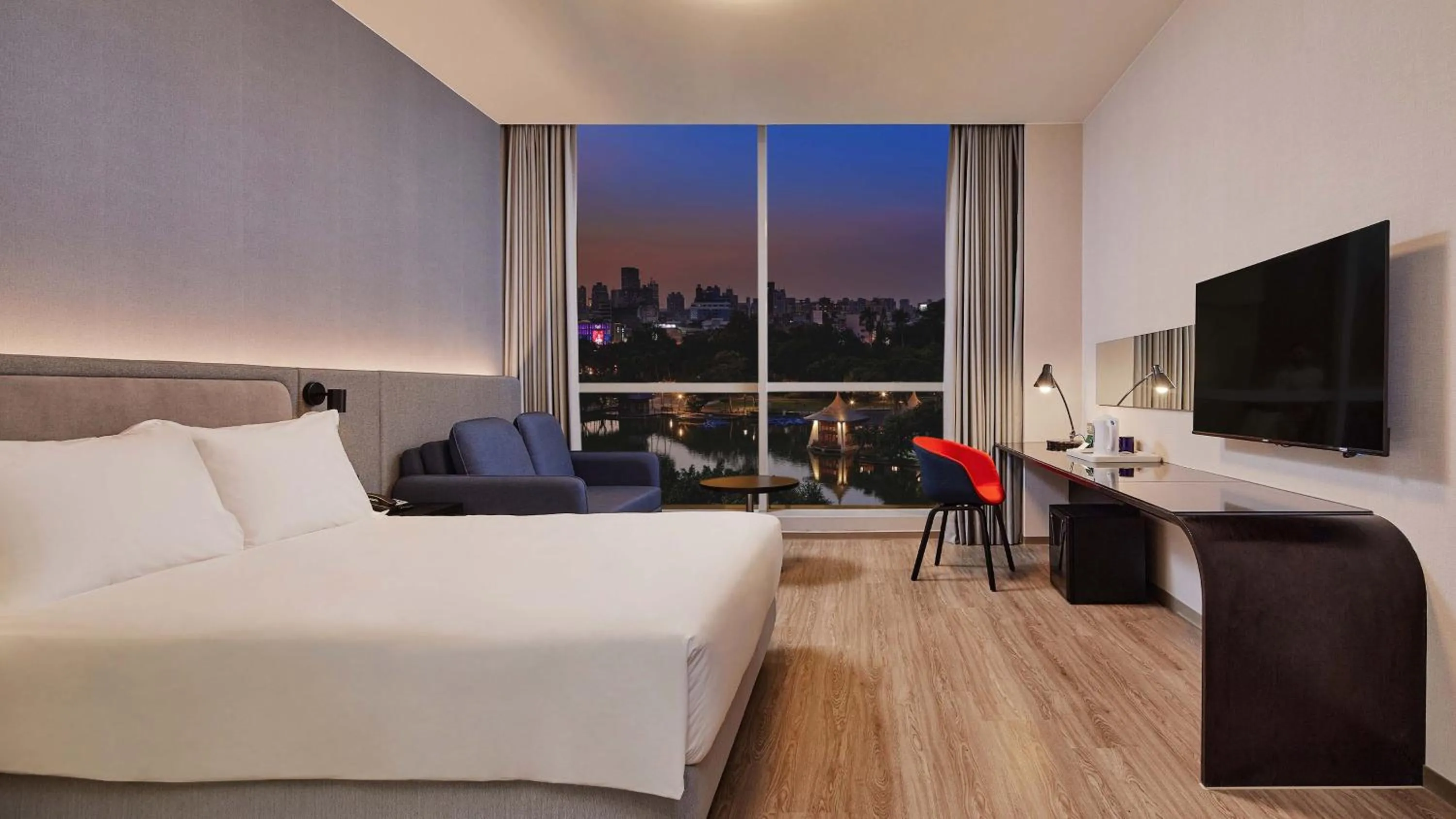 Photo of the whole room, Bed in Holiday Inn Express Taichung Park by IHG