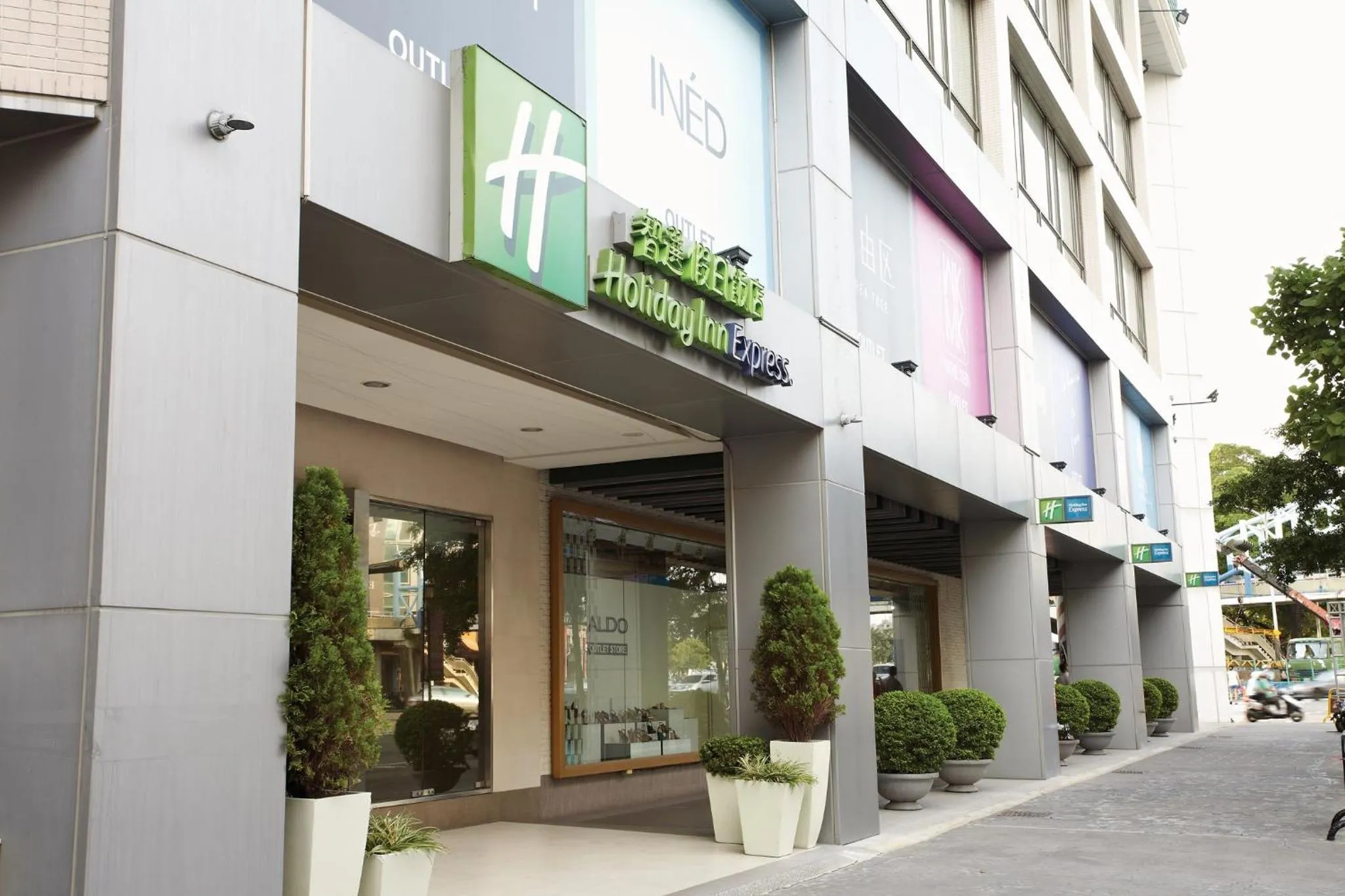Property building in Holiday Inn Express Taichung Park by IHG