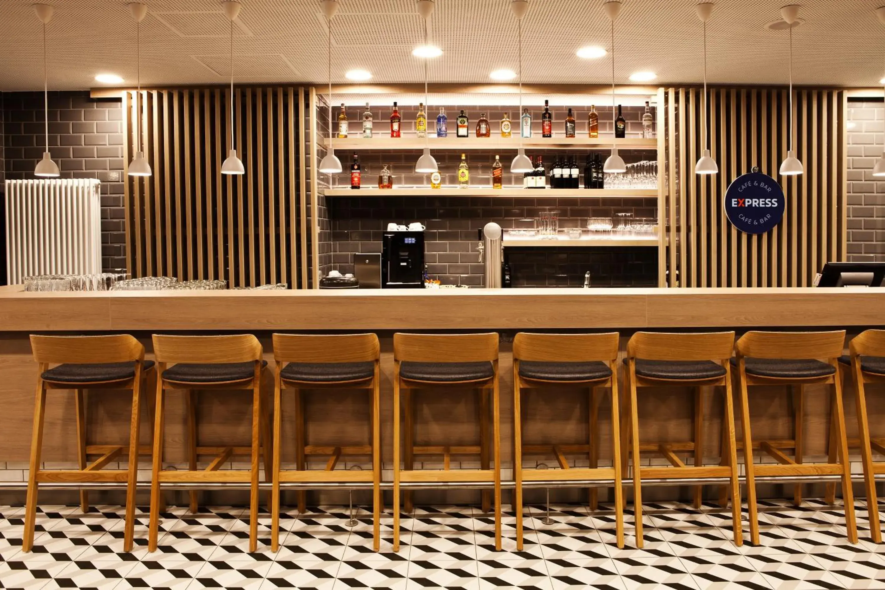 Lounge or bar in Holiday Inn Express - Mülheim - Ruhr by IHG Lounge or bar in Holiday Inn Express - Mülheim - Ruhr by IHG