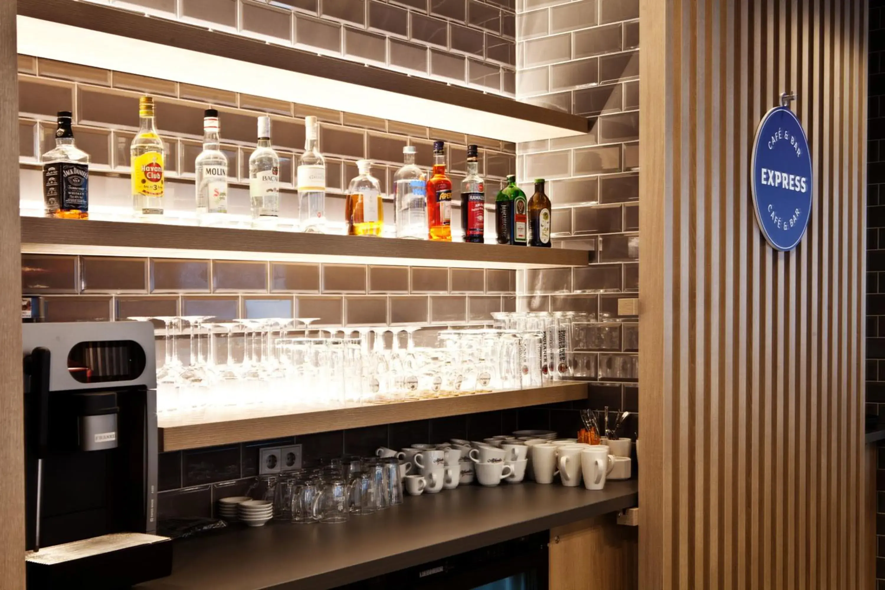 Lounge or bar in Holiday Inn Express - Mülheim - Ruhr by IHG Lounge or bar in Holiday Inn Express - Mülheim - Ruhr by IHG