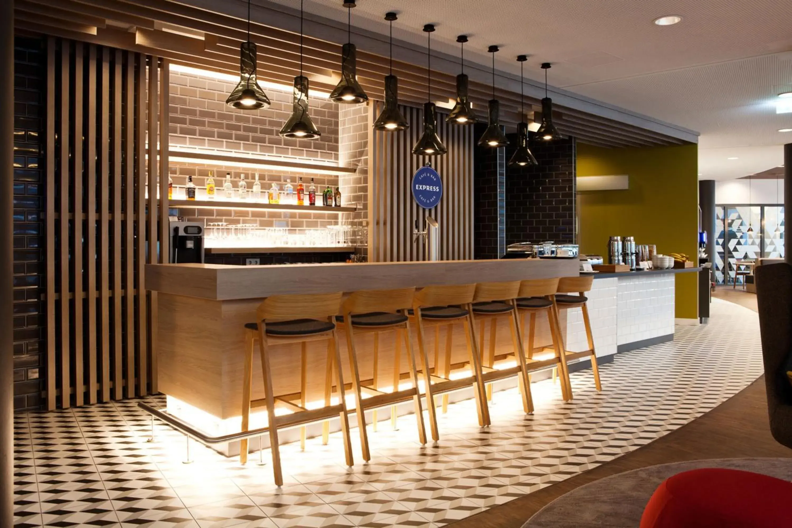 Lounge or bar in Holiday Inn Express - Mülheim - Ruhr by IHG Lounge or bar in Holiday Inn Express - Mülheim - Ruhr by IHG