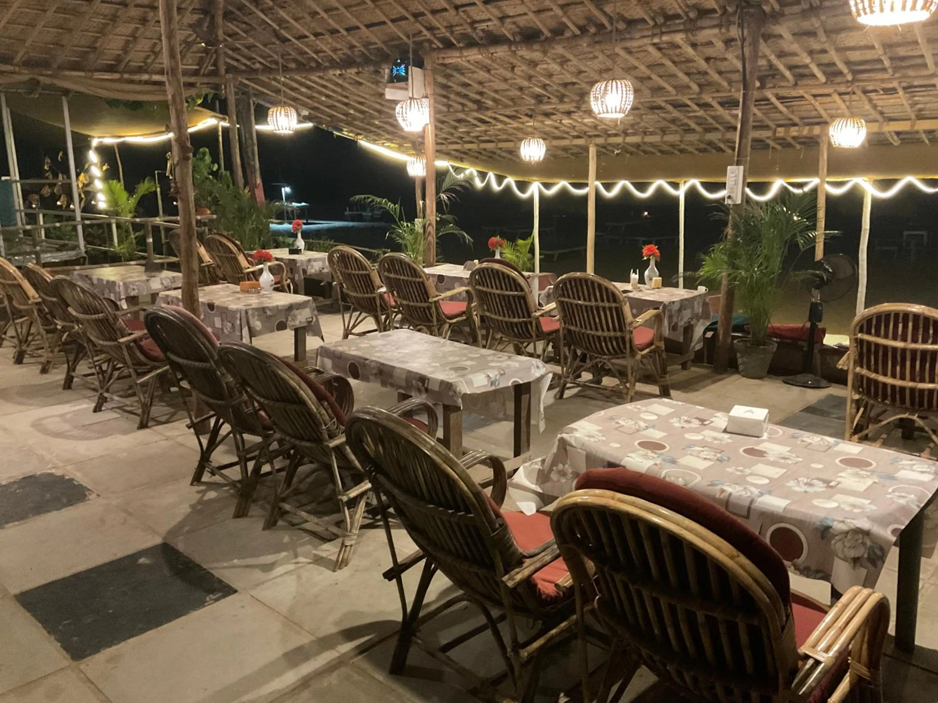 Restaurant/places to eat in Mountain Palm patnem beach
