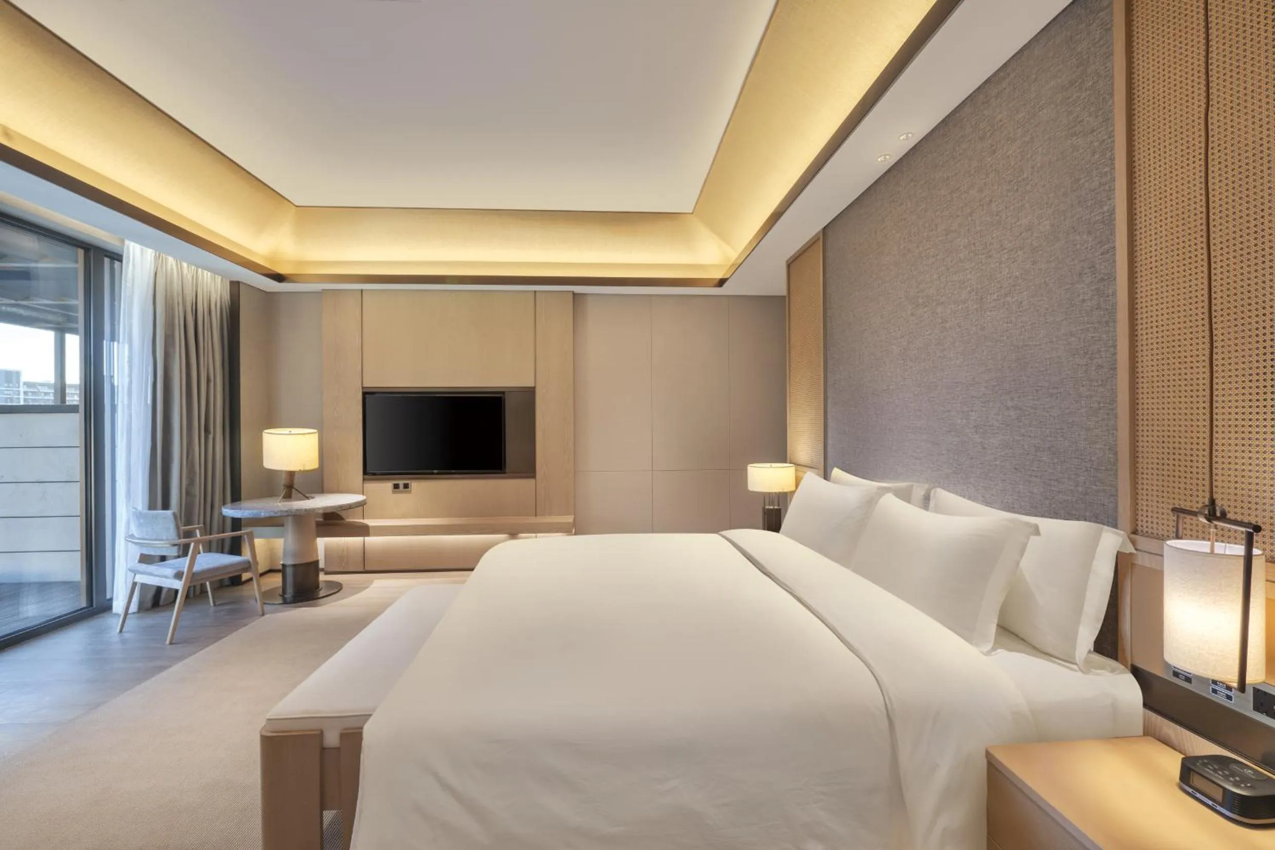 Bed in Crowne Plaza Zunhua Hot Spring Town by IHG