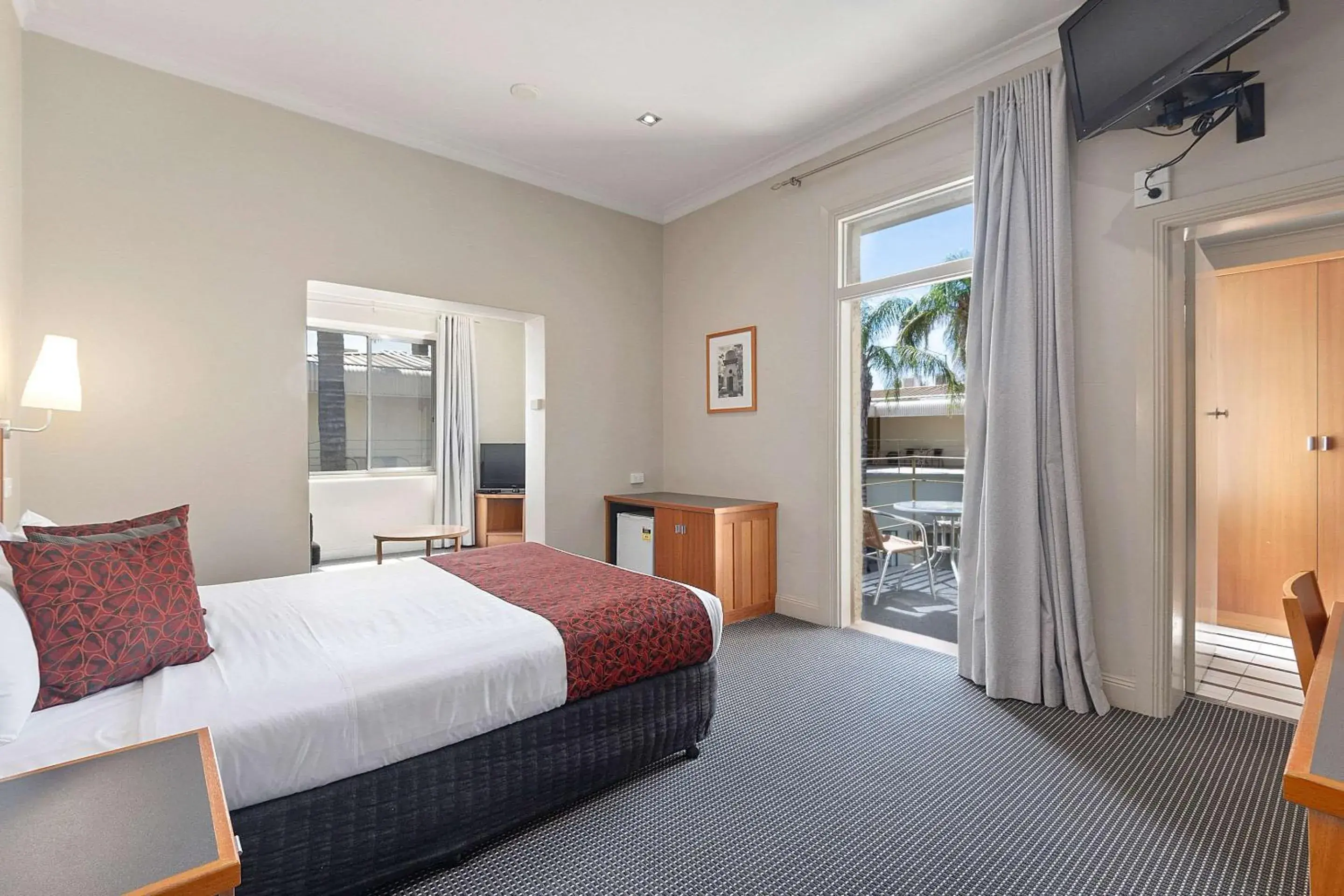 Queen Suite with Balcony - Non-smoking in Quality Hotel Mildura Grand Queen Suite with Balcony - Non-smoking in Quality Hotel Mildura Grand