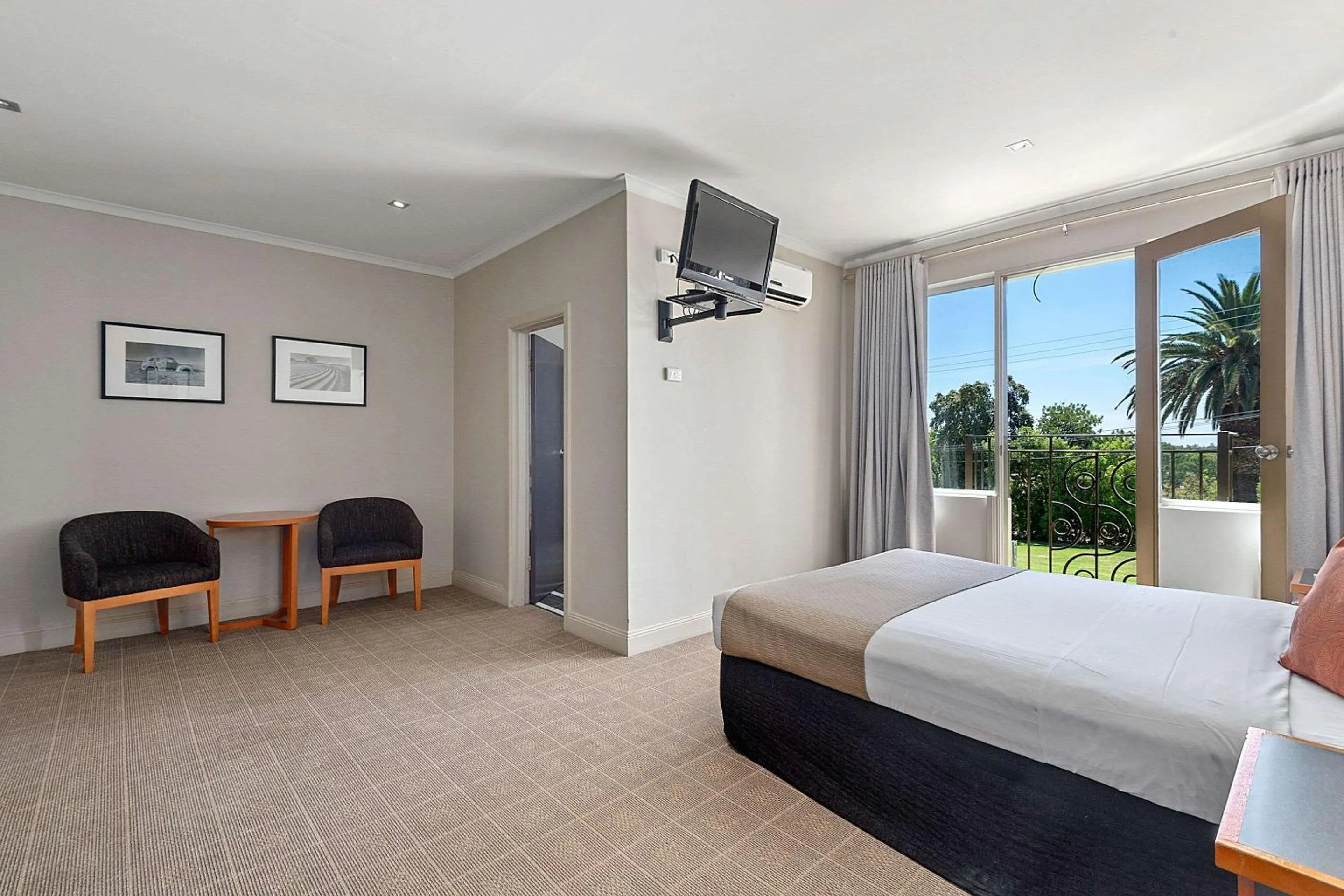 Bedroom, Bed in Quality Hotel Mildura Grand