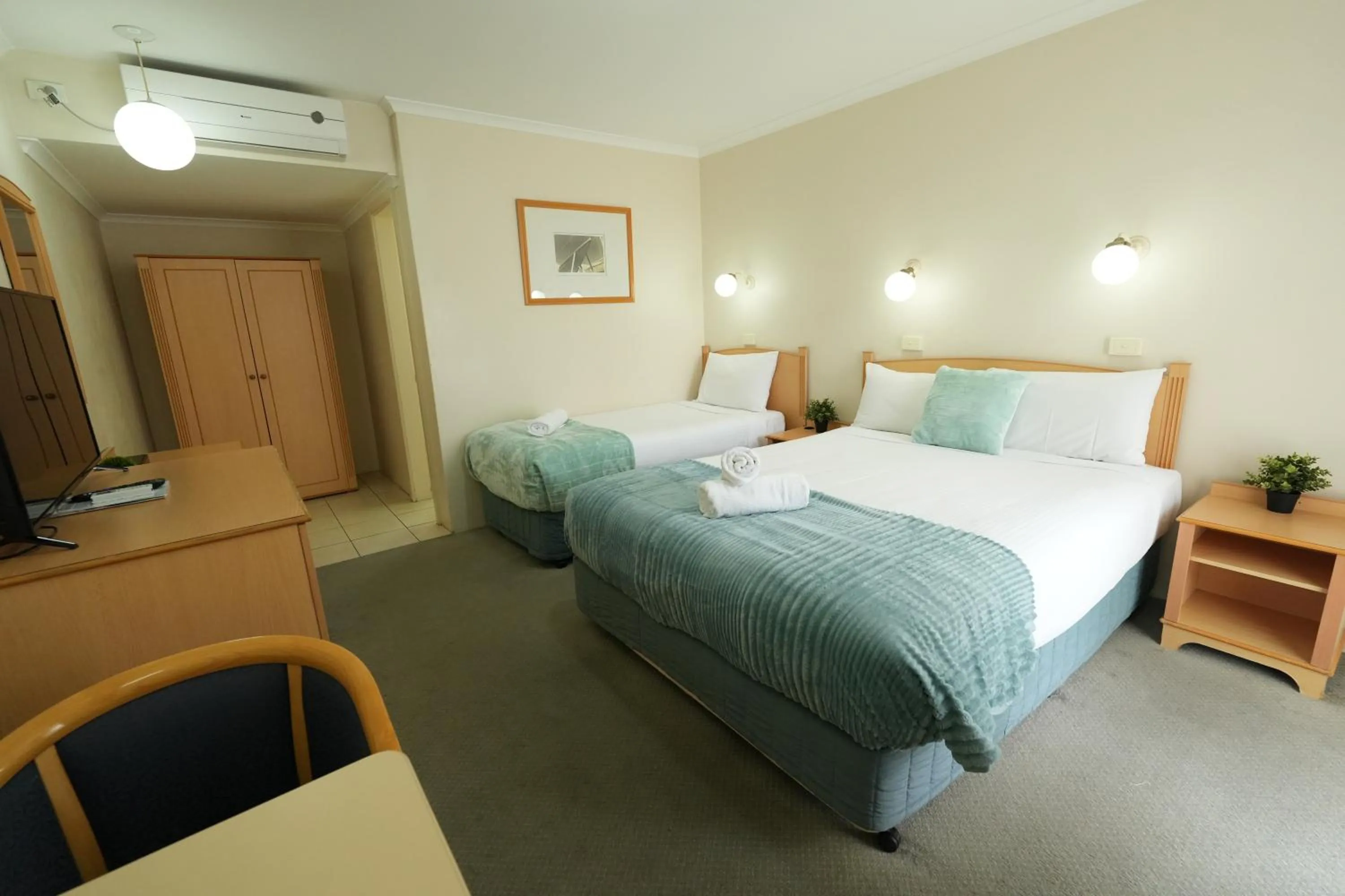 Bed in The Oxley Motel Dubbo