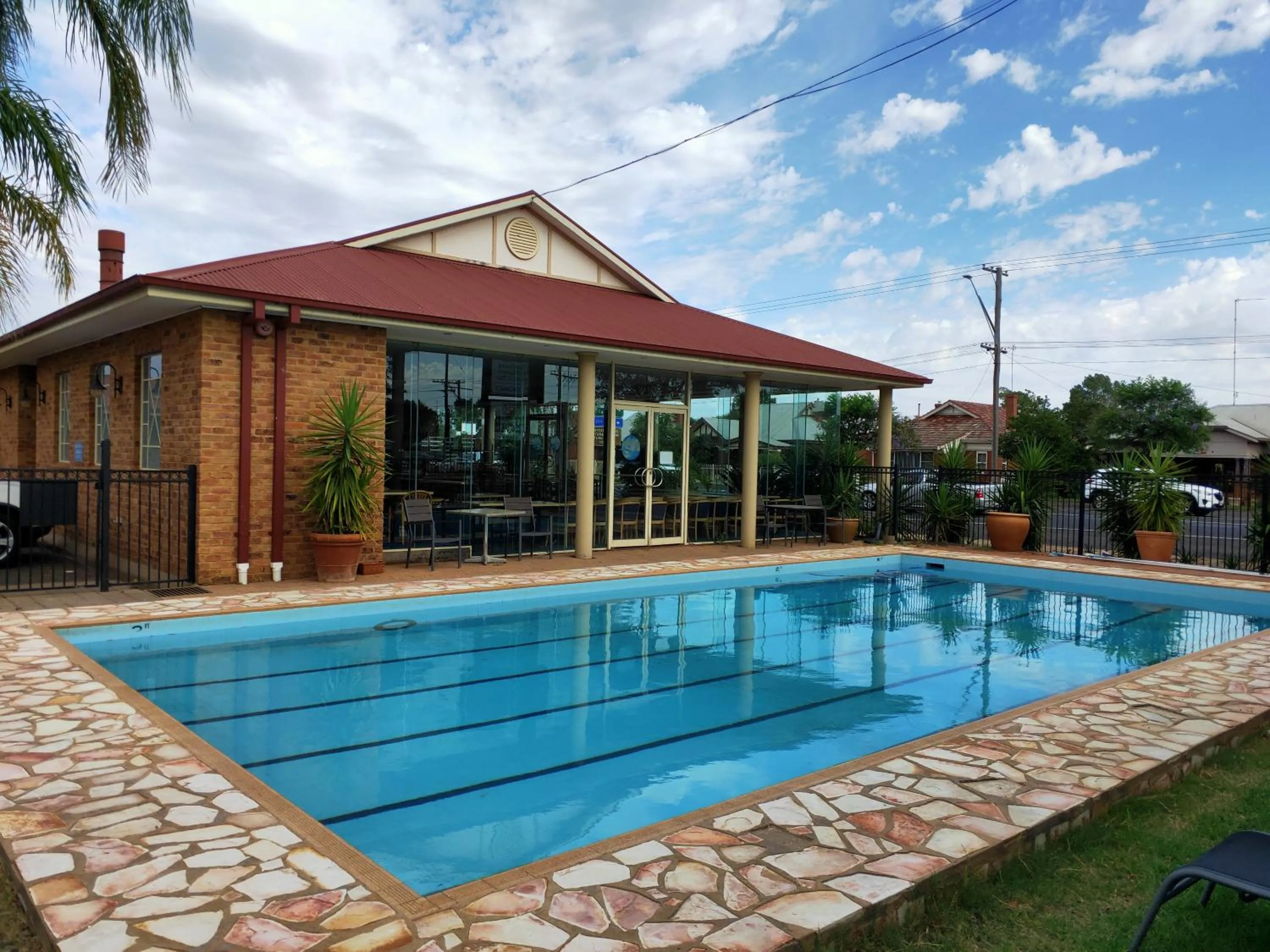 Swimming pool in The Oxley Motel Dubbo