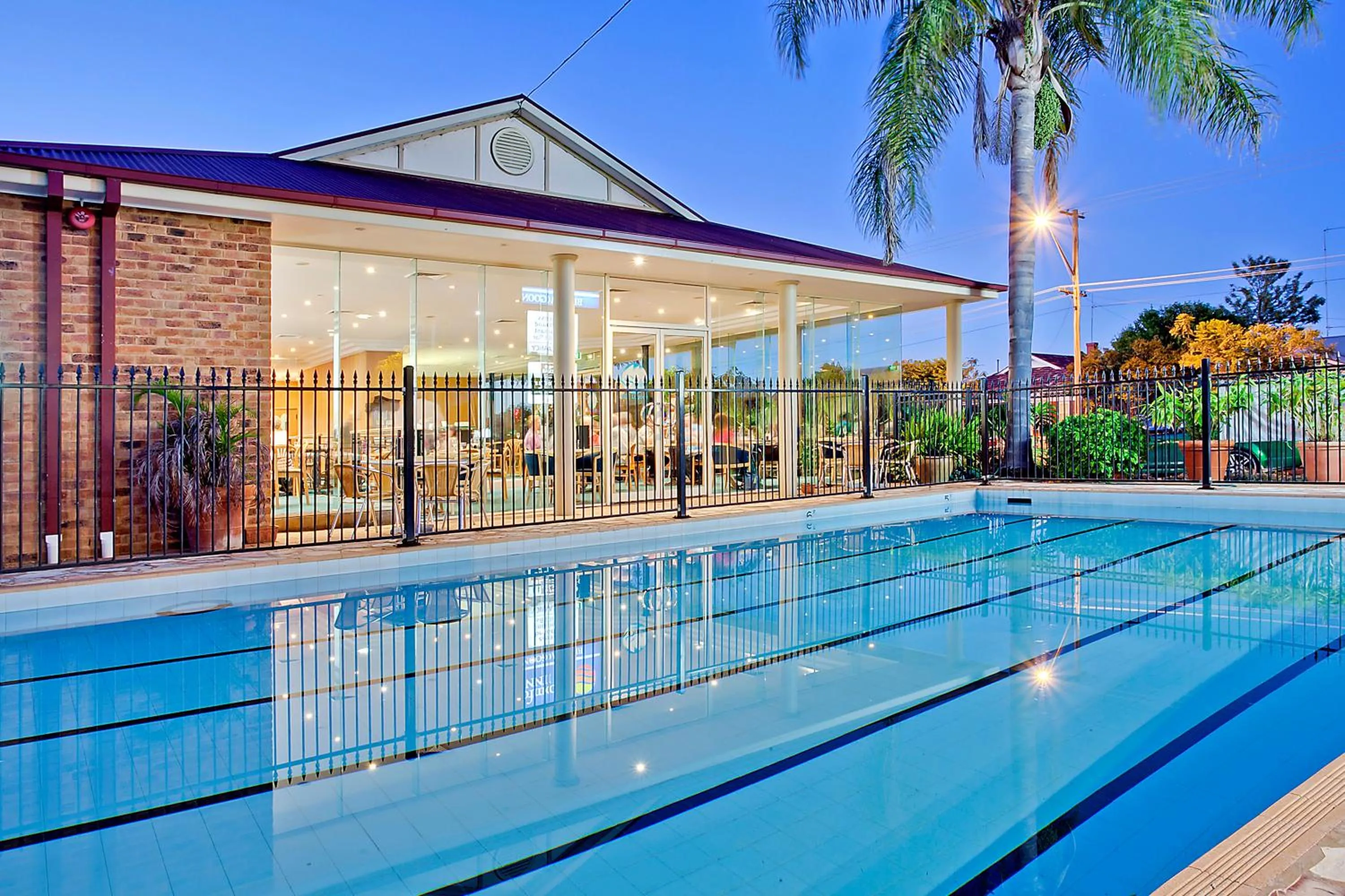 Swimming pool in The Oxley Motel Dubbo