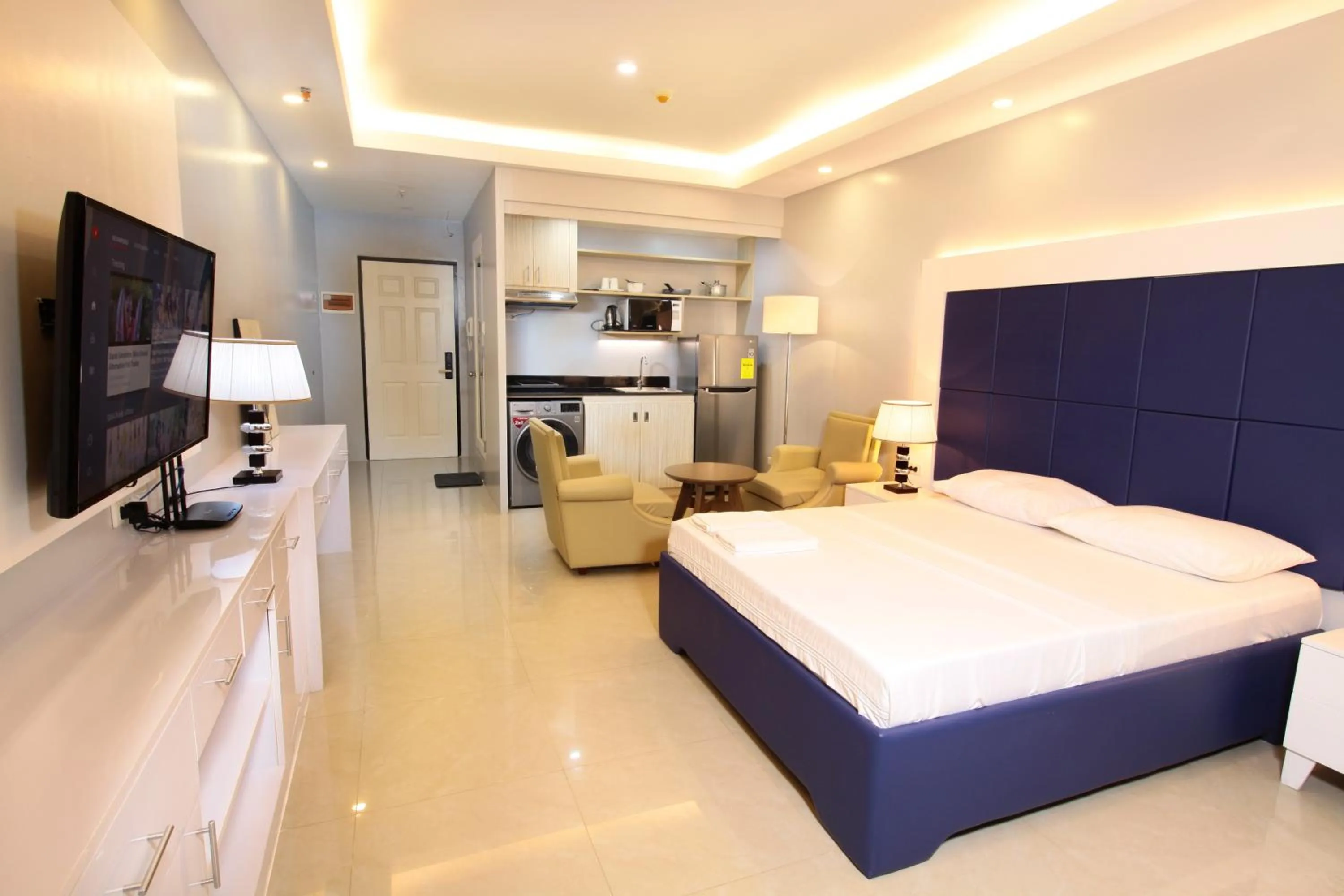 Bed in Malate Bayview Mansion city view