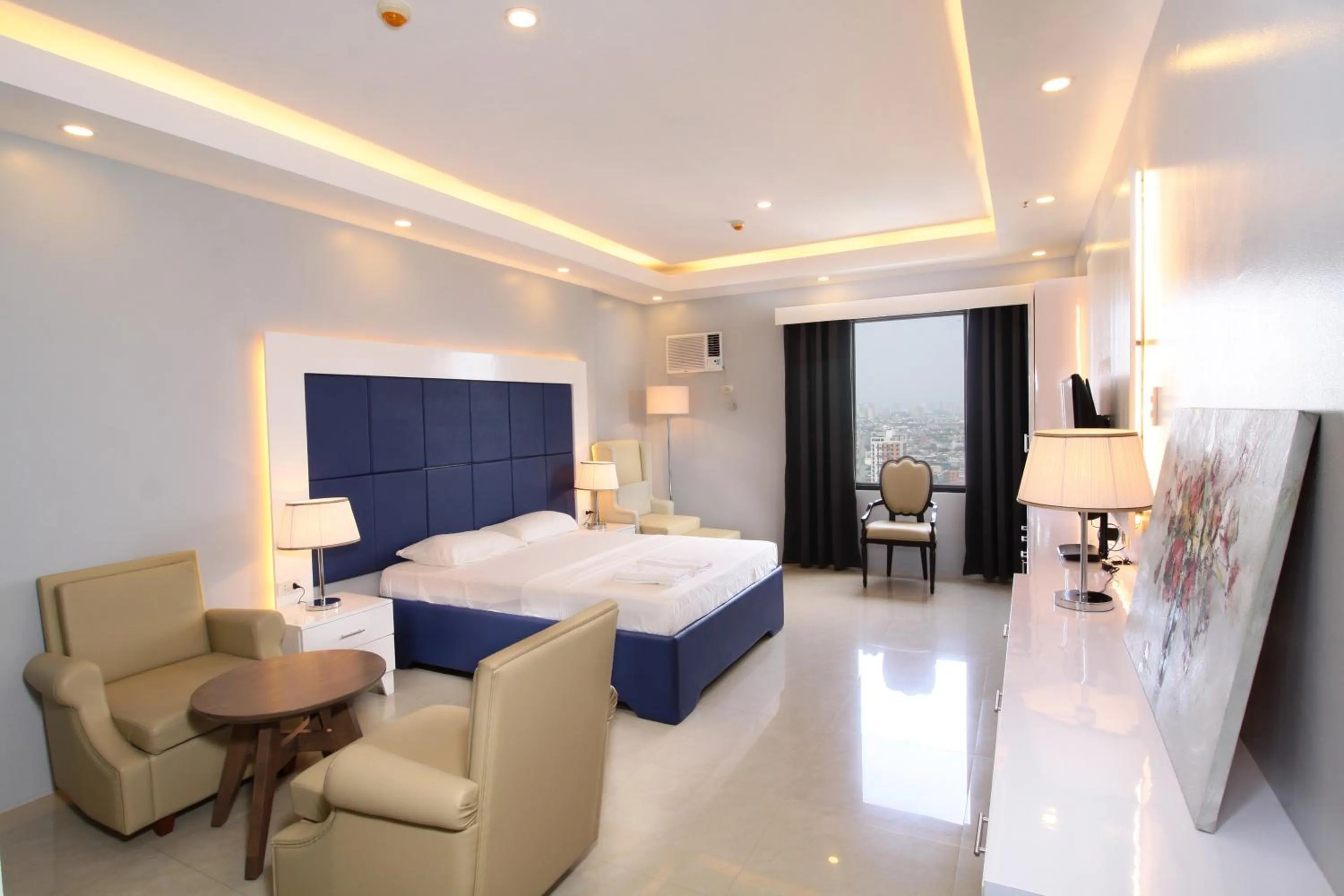 Bed in Malate Bayview Mansion city view